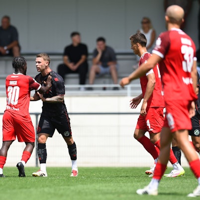 Fußball Testspiel Rot-Weiss Essen - Fortuna Köln am 12.07.2025 am Stadion an der Hafenstrasse in Essen
Kelsey Owusu Aninkorah-Meisel ( Rot-Weiss Essen ), links - Tom Geerkens ( Fortuna Köln ), rechts liefern sich eine Rangelei
Foto: Thorsten Tillmann / FUNKE Foto Services