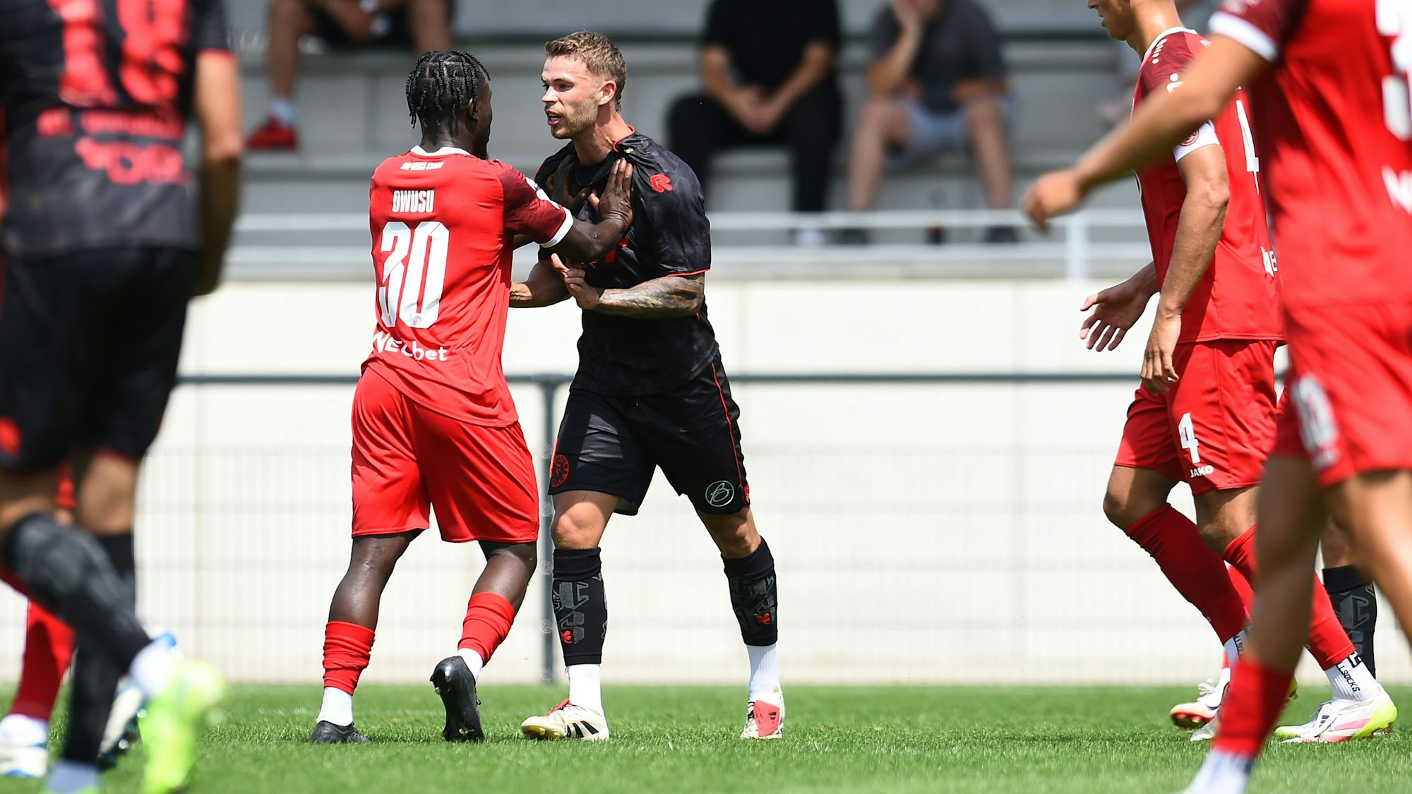Fußball Testspiel Rot-Weiss Essen - Fortuna Köln am 12.07.2025 am Stadion an der Hafenstrasse in Essen
Kelsey Owusu Aninkorah-Meisel ( Rot-Weiss Essen ), links - Tom Geerkens ( Fortuna Köln ), rechts liefern sich eine Rangelei
Foto: Thorsten Tillmann / FUNKE Foto Services