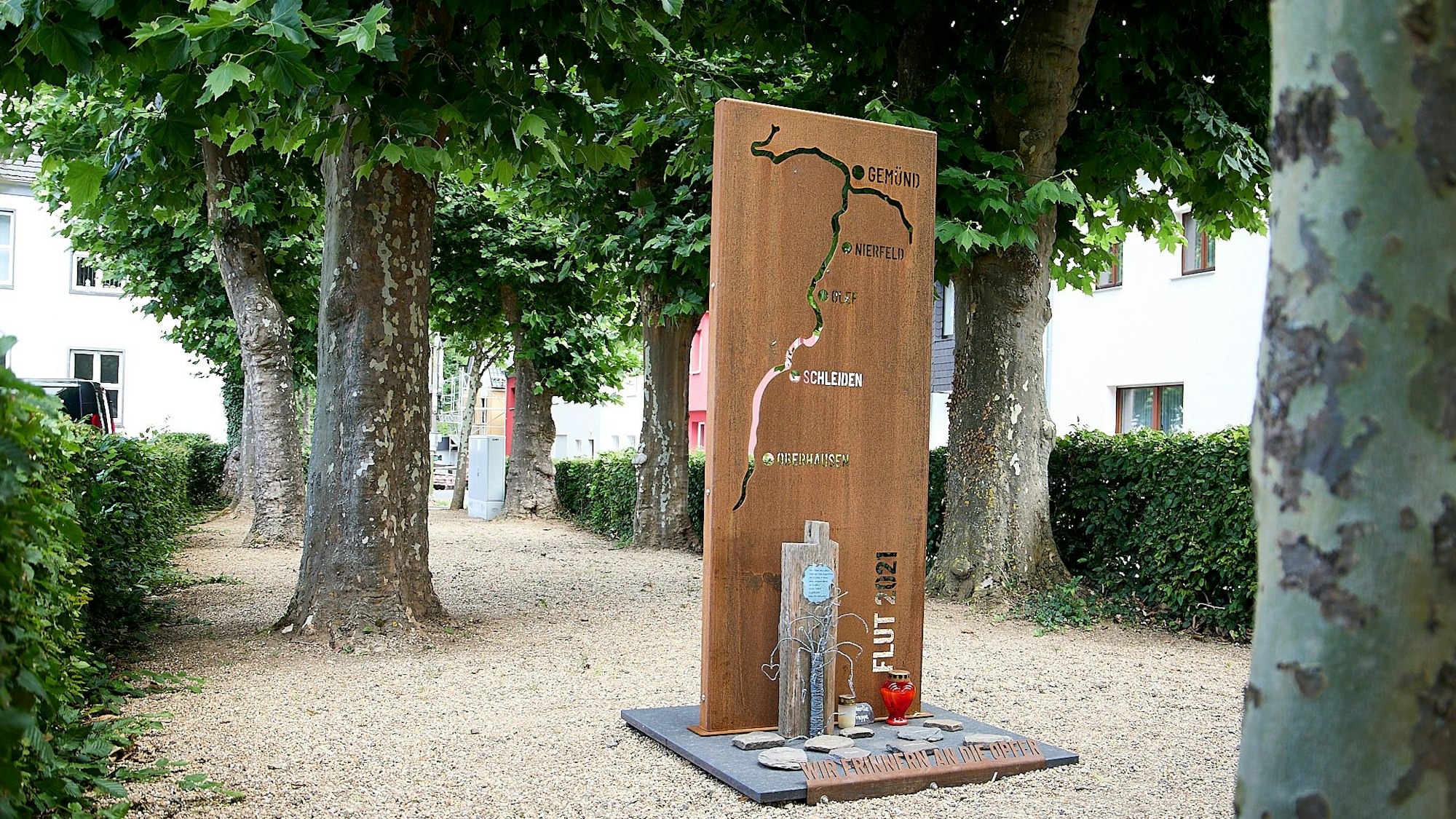 Am Marienplatz in Gemünd steht unter den alten Platanen die Gedenkstele für die Flutopfer in der Stadt Schleiden.
