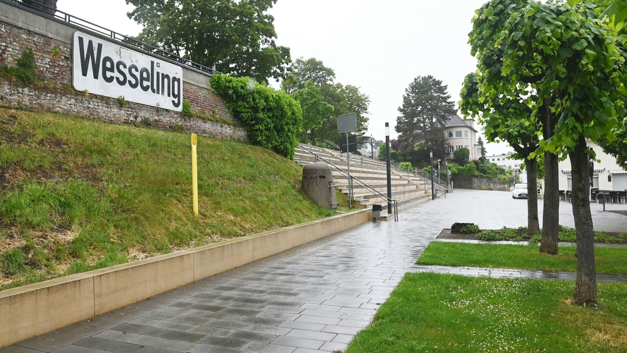 Zu sehen ist die Rheinpromenade in Wesseling.