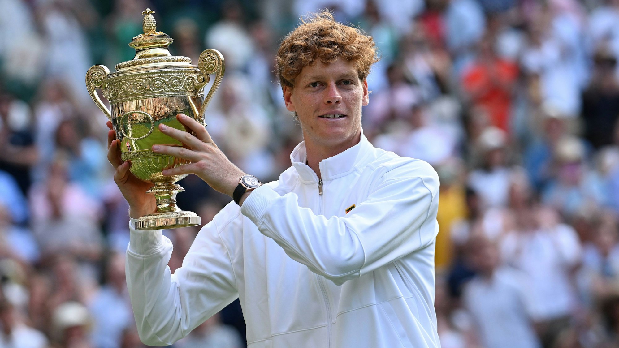 Wimbledon-Champion 2025: Sinner feiert Finalsieg gegen Alcaraz.