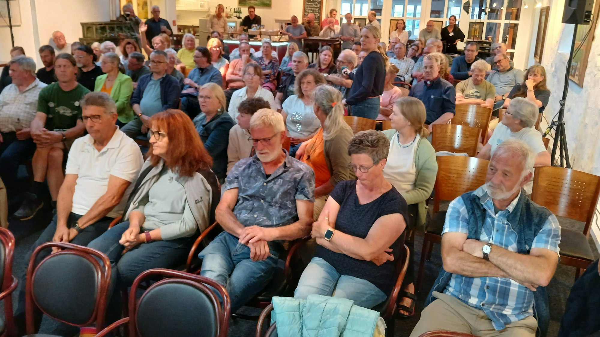 Rund 100 Zuhörer verfolgen die Diskussion im Mützenicher „Weisses Pferdchen“.