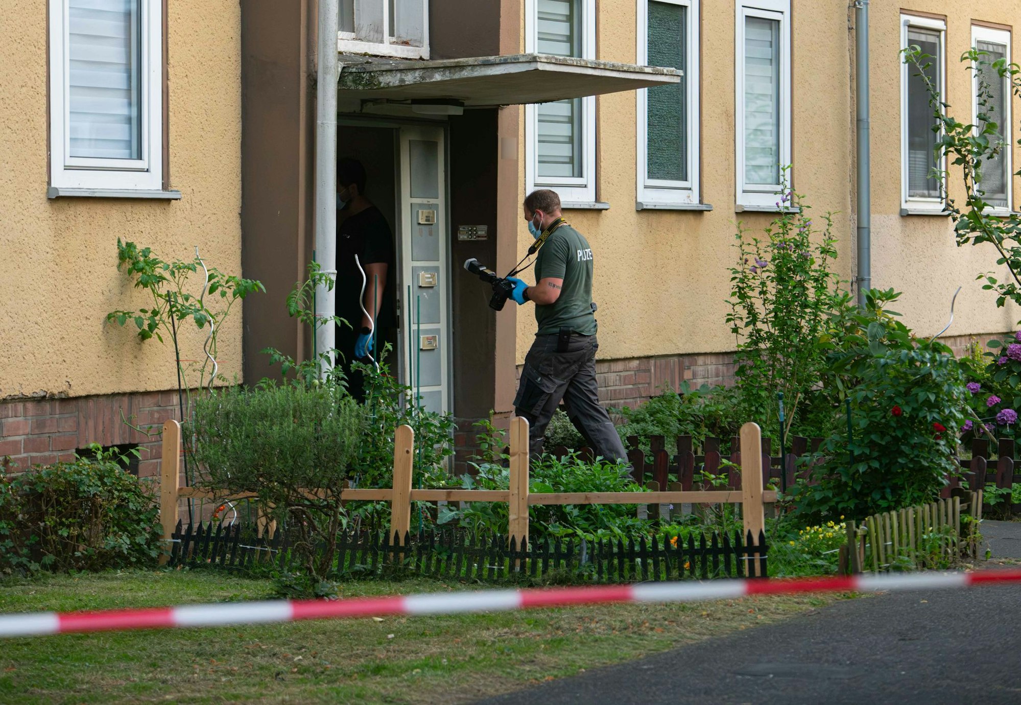 Nach Angaben der Staatsanwaltschaft Düsseldorf hat sich der 17-jährige Verdächtige bislang nicht geäußert.