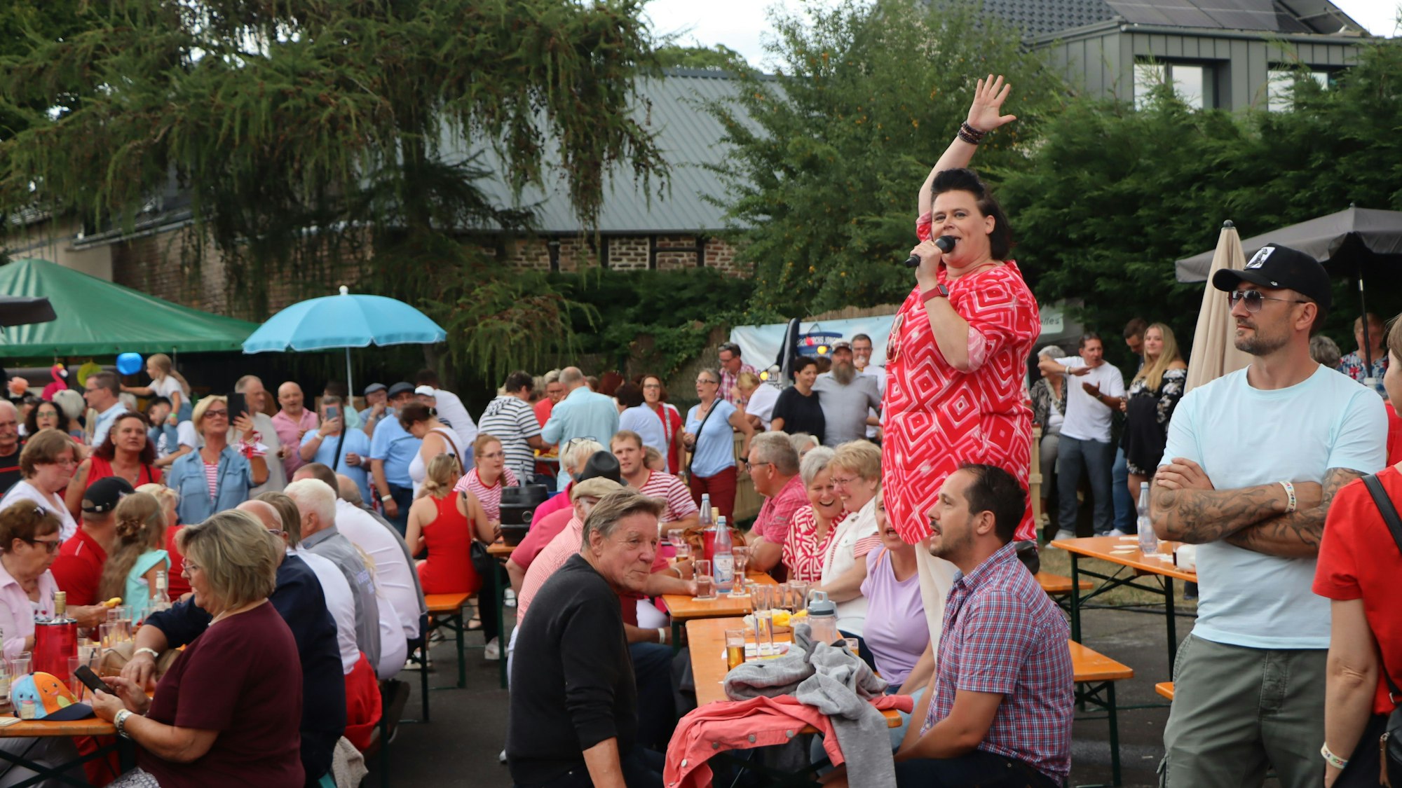 Katja Henz rockt den ehemaligen Pausenhof der alten Schule in Hemmerich.