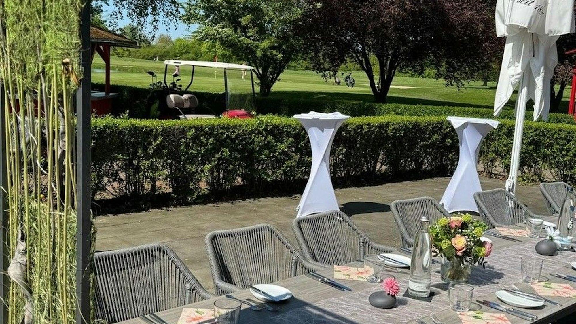 Von der Terrasse des Restaurants im Römerhof erstreckt sich der Blick über den Golfplatz bis zum Waldrand.