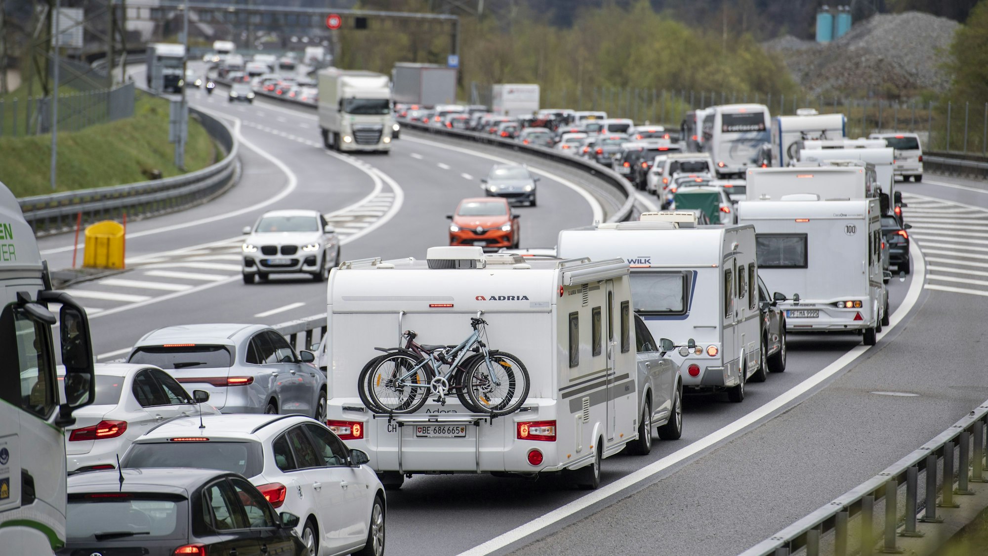 Der Reiseverkehr staut sich vor dem Gotthard Tunnel in Richtung Süden zwischen Amsteg und Erstfeld bis auf 12 Kilometer Länge zu Beginn der Osterferien. (Archivbild)