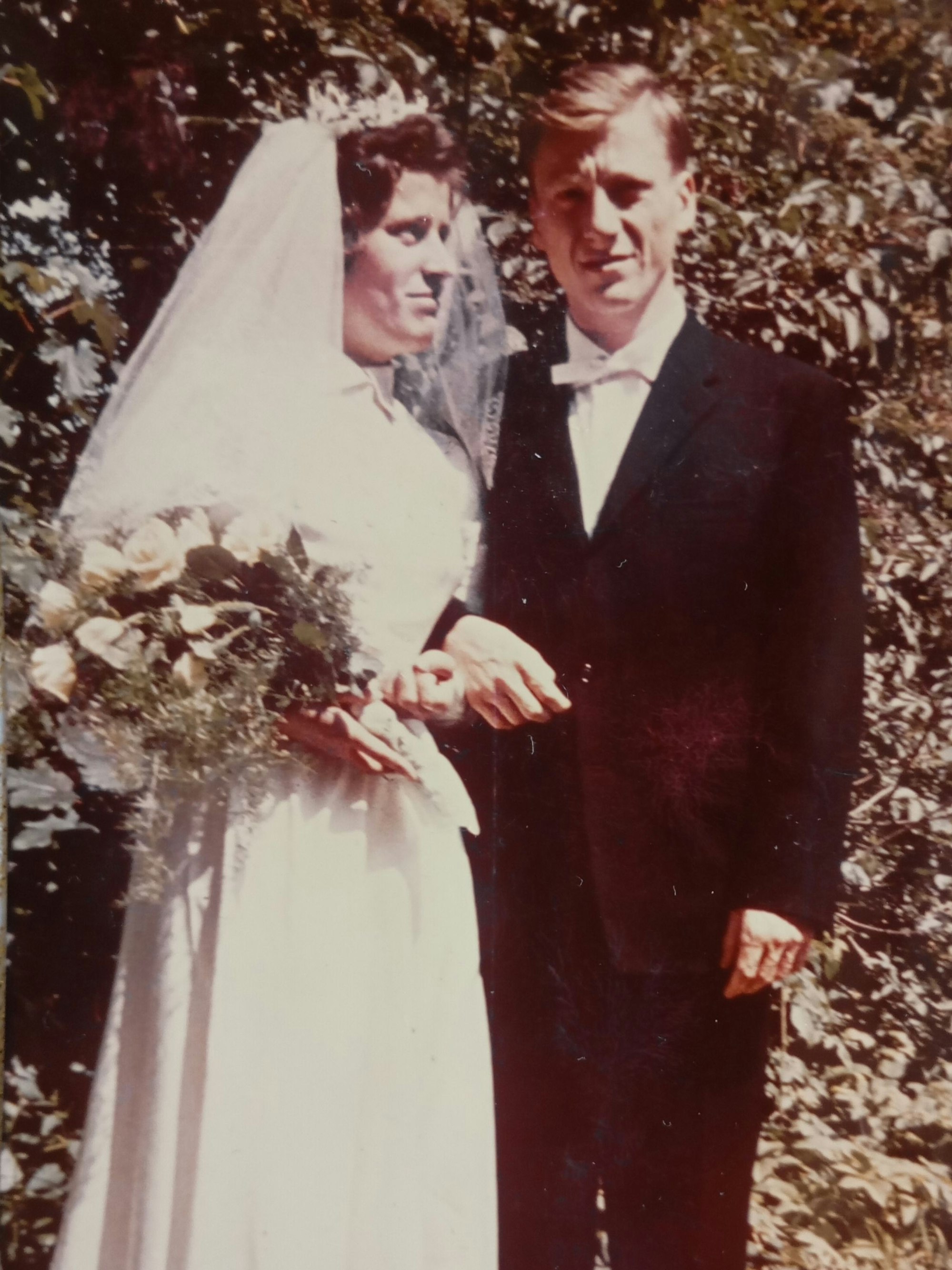 Das Foto zeigt ein Brautpaar.