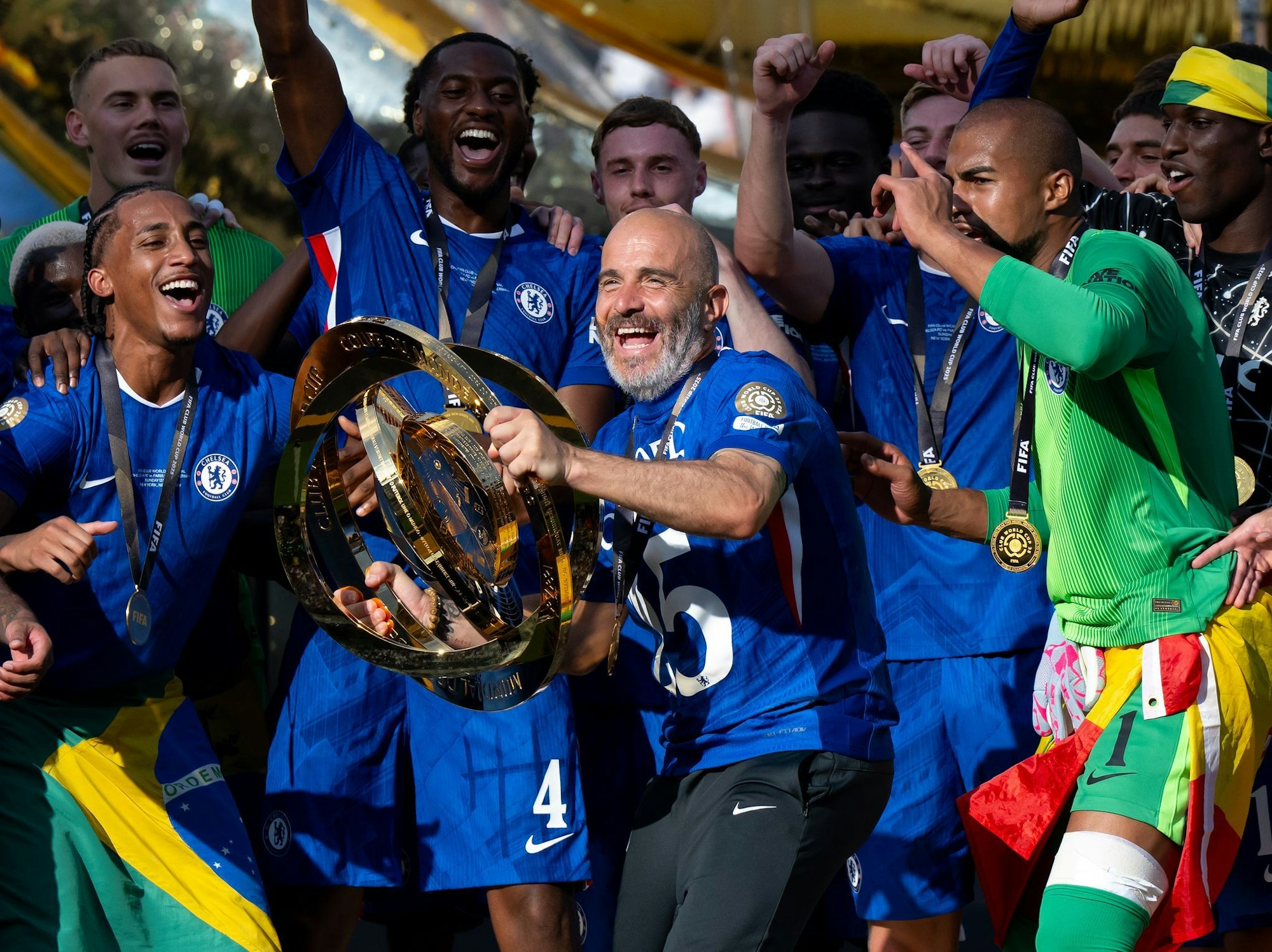 Chelsea-Trainer Enzo Maresca (M) jubelt mit der WM-Trophäe. Der Italiener coachte PSG-Trainer Luis Enrique im Finale aus.