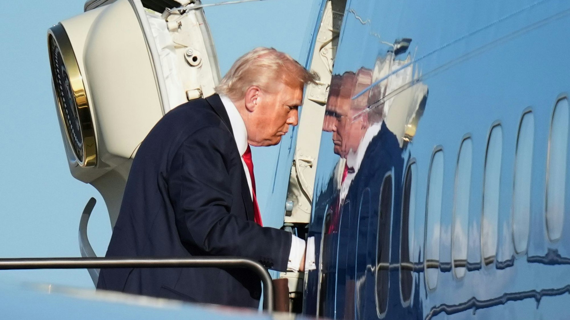 US-Präsident Donald Trump besteigt die Air Force One auf dem Weg nach Washington.