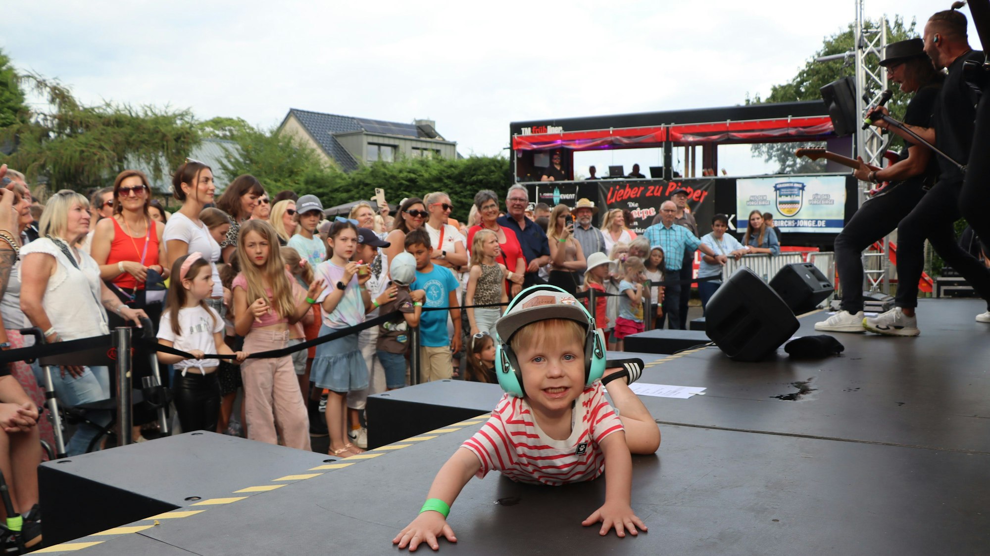 Richard geht in der Musik auf. Für den Dreijährigen verzichten die Bands gerne auf einen Teil ihrer Gage.