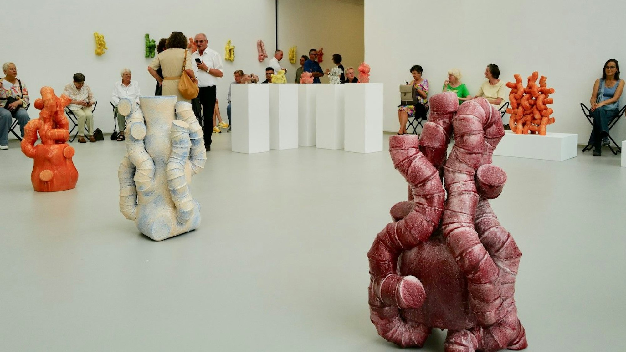 Aus Ton aus dem Westerwald bestehen die Keramik-Objekte des dänischen Künstlers Martin Bodilsen Kaldahl, die jetzt im Siegburger Stadtmuseum zu sehen sind.