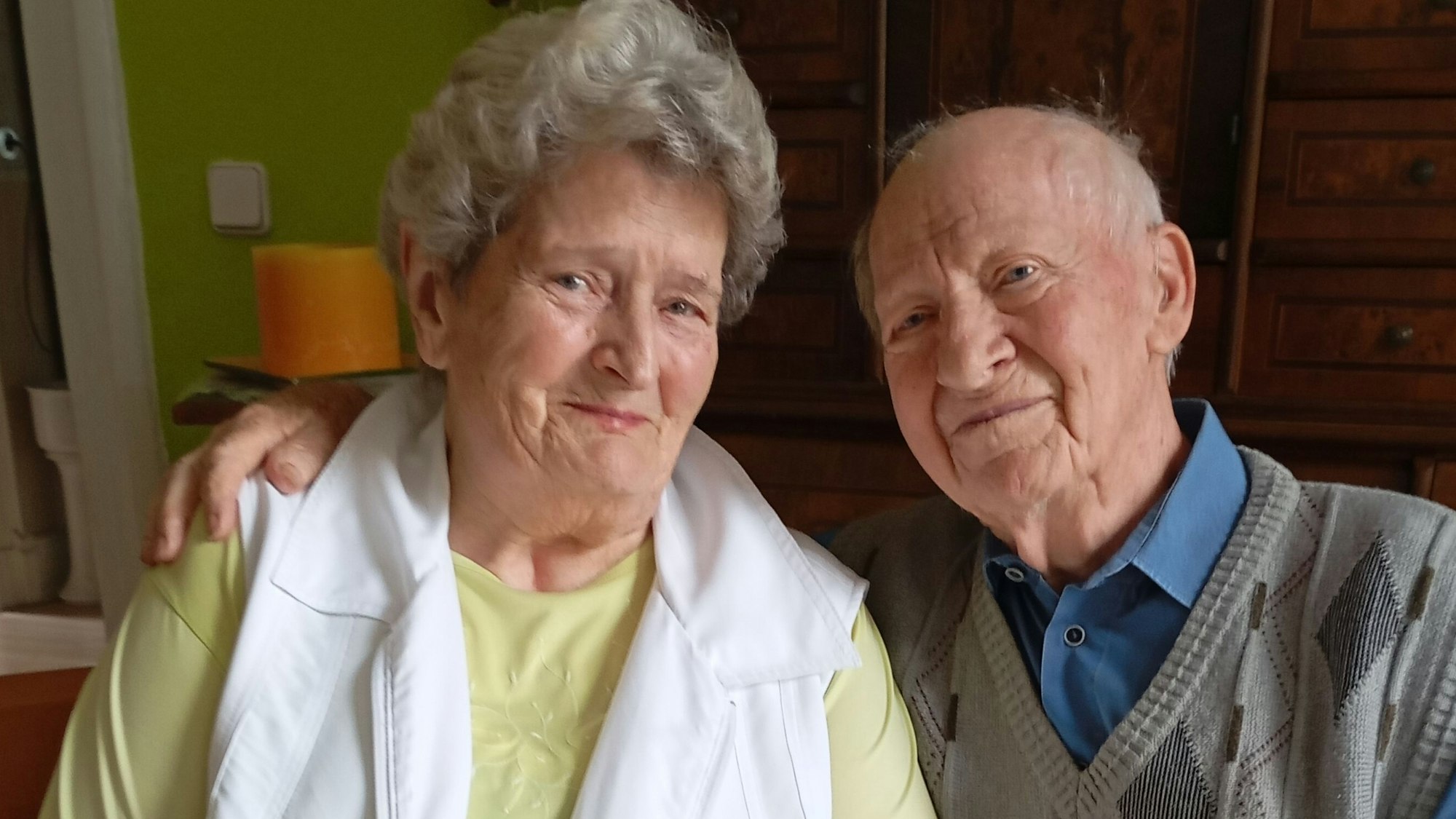 Das Foto zeigt ein älteres Ehepaar.