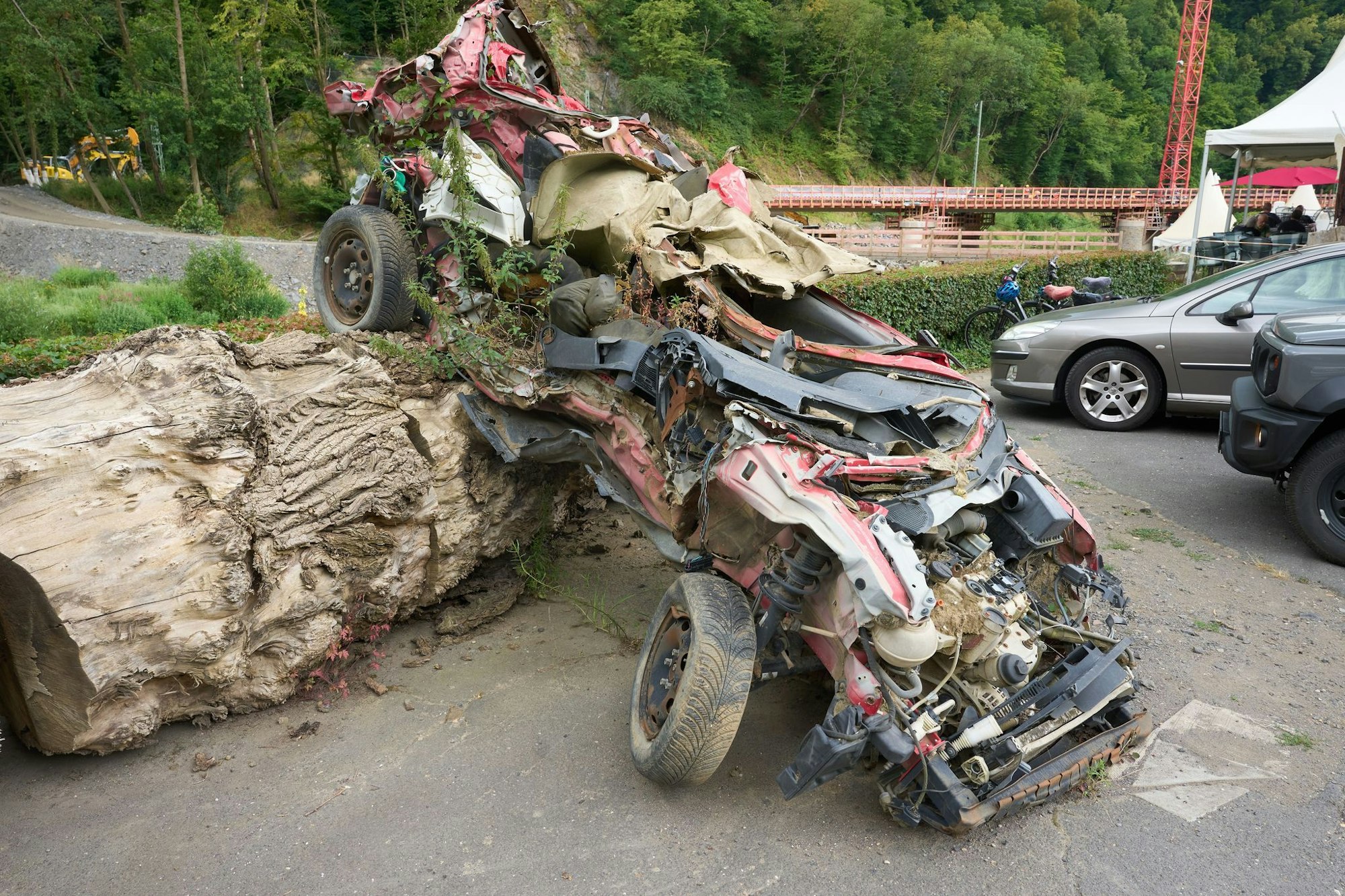 Mahnmale gibt es im Ahrtal an vielen Stellen, hier erinnert ein Auto an die Flut.