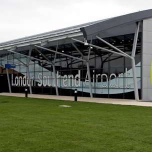 Das Archivfoto vom 05.03.2012 zeigt den Flughafen Southend in Essex. Auf dem Flughafen nahe London ist am Sonntag ein Kleinflugzeug abgestürzt.