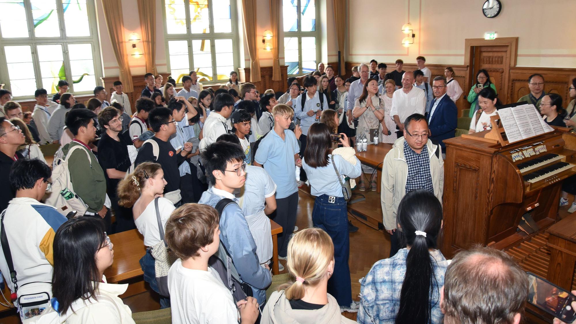 Eine Schülergruppe aus China ist zu Gast im Alten Seminar des EvB Gymnasiums.