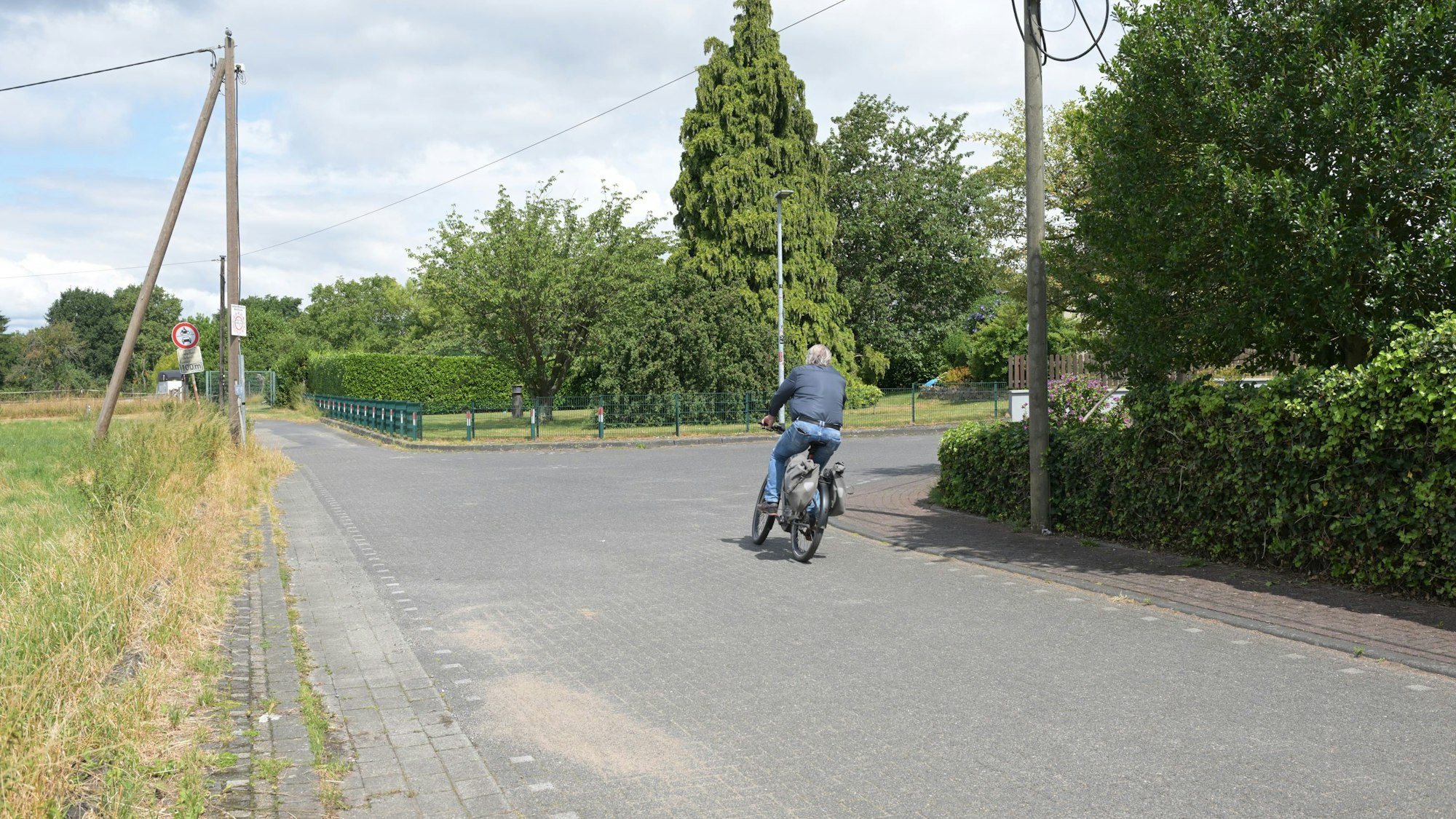 Mögliche Gefahrenstelle auf dem Herkenfelder Weg, der Teil der Radroute F7 werden soll.