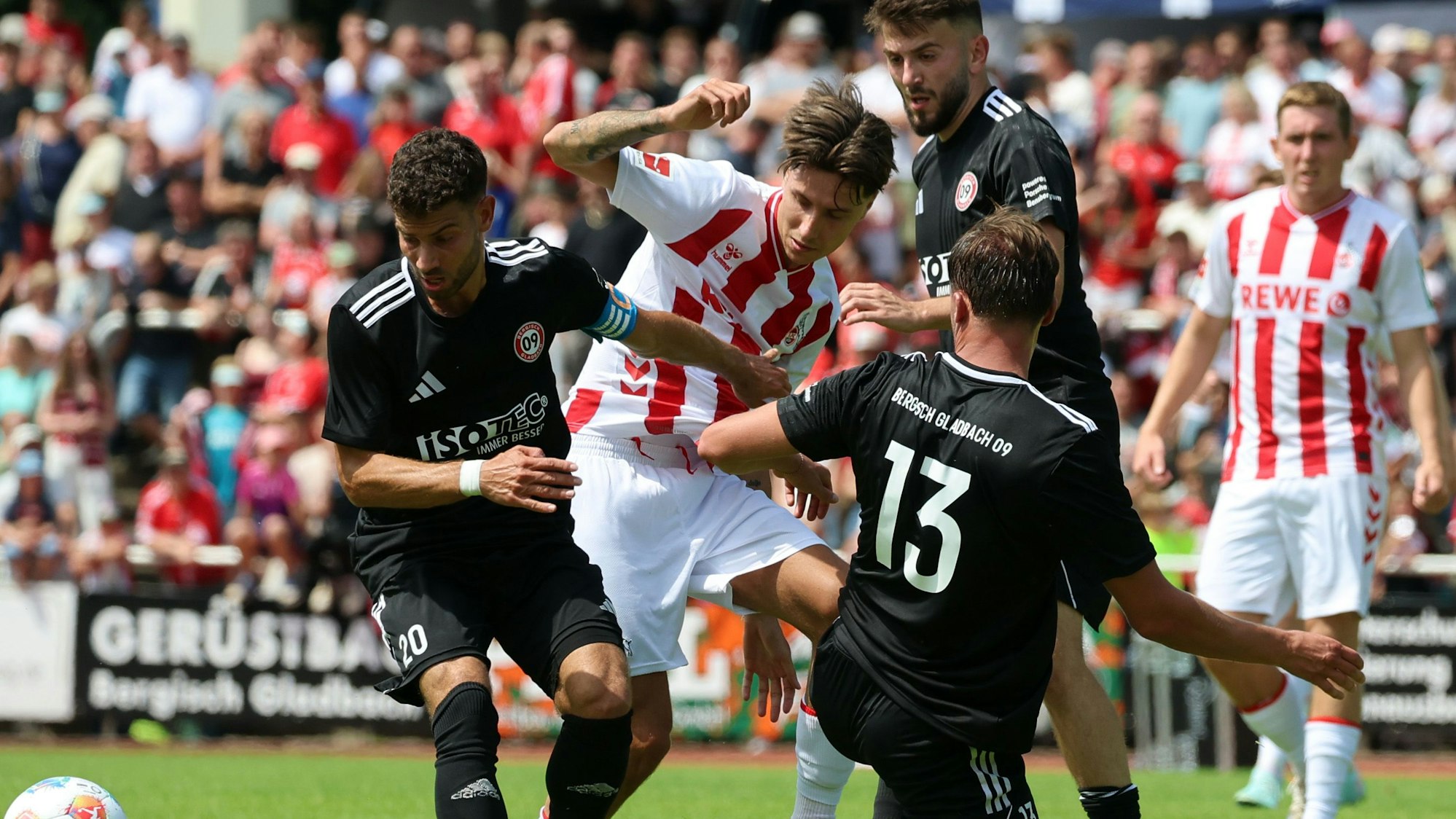 09-Torschütze Heider, Ajdari und Mimini im Dreikampf mit Huseinbasic (v.l.)