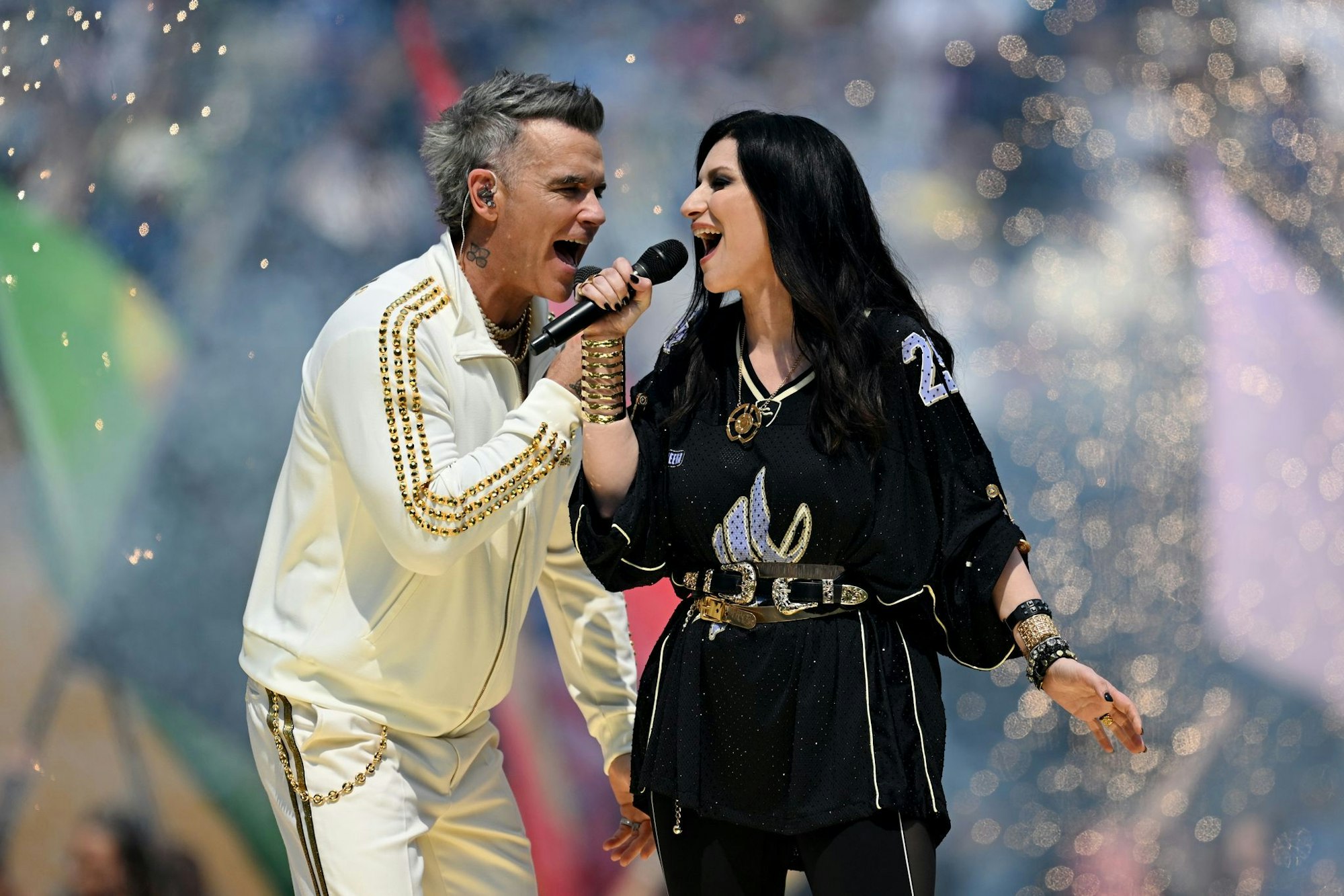 Robbie Williams (l) und Laura Pausini sorgen vor dem Anpfiff für Stimmung