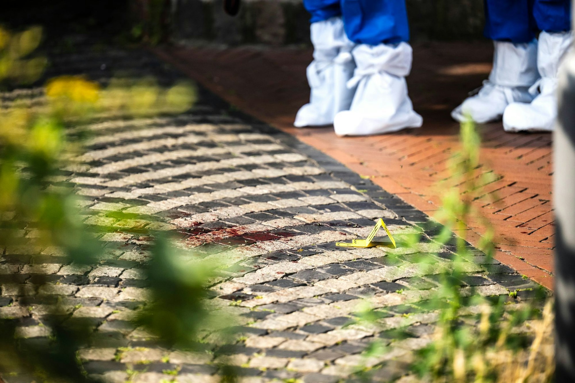 Die Spurensicherung untersucht Blut auf der Fahrbahn.