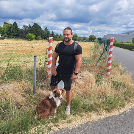 Sören Mundorf mit Hündin Pina. Der Niederkasseler setzt sich mit einer Online-Petition und einem Bürgerantrag im Stadtrat dafür ein, dass die Stadt künftig wieder kostenlos sogenannte Hundekotbeutel abgibt.