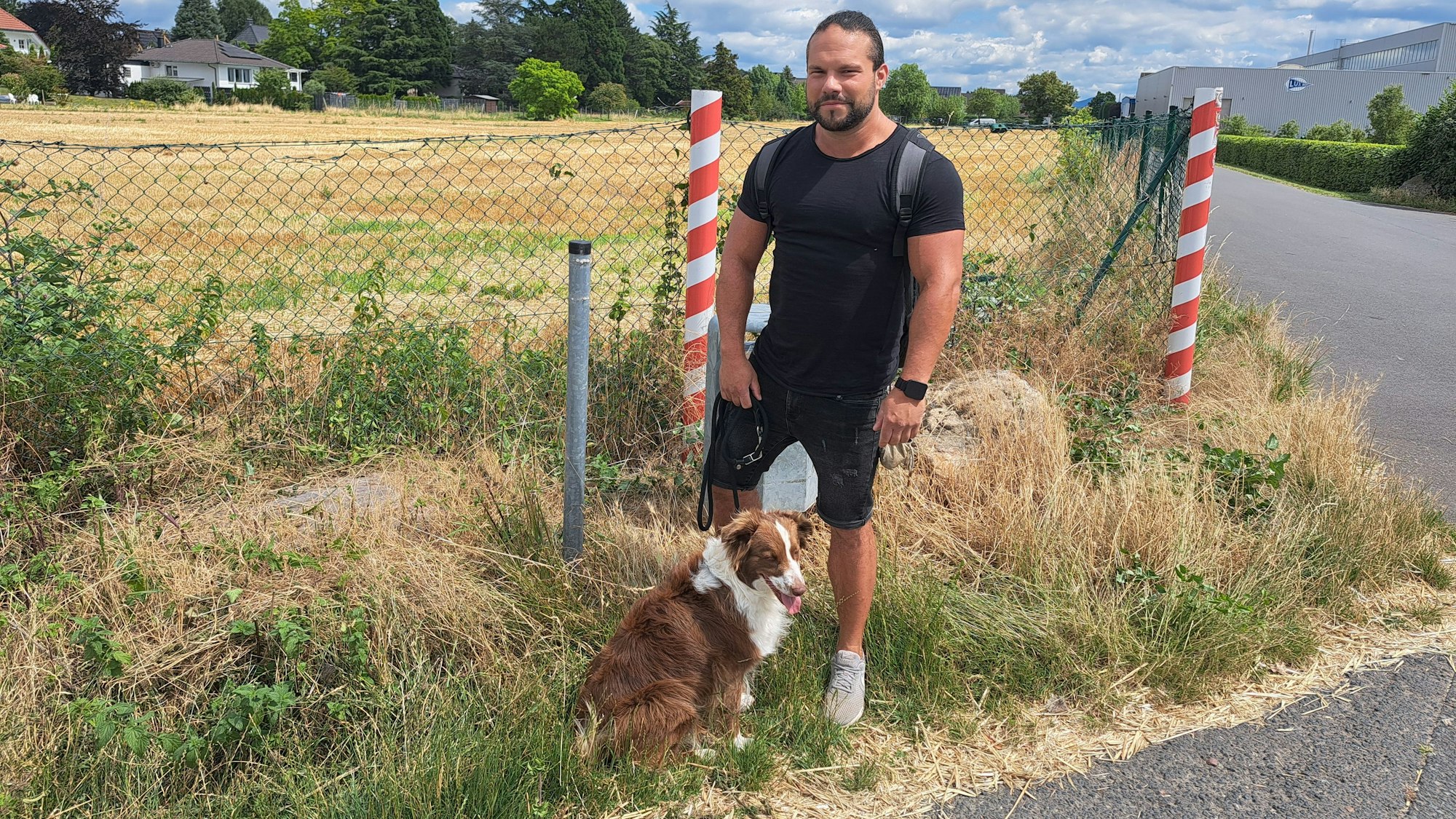 Sören Mundorf mit Hündin Pina. Der Niederkasseler setzt sich mit einer Online-Petition und einem Bürgerantrag im Stadtrat dafür ein, dass die Stadt künftig wieder kostenlos sogenannte Hundekotbeutel abgibt.