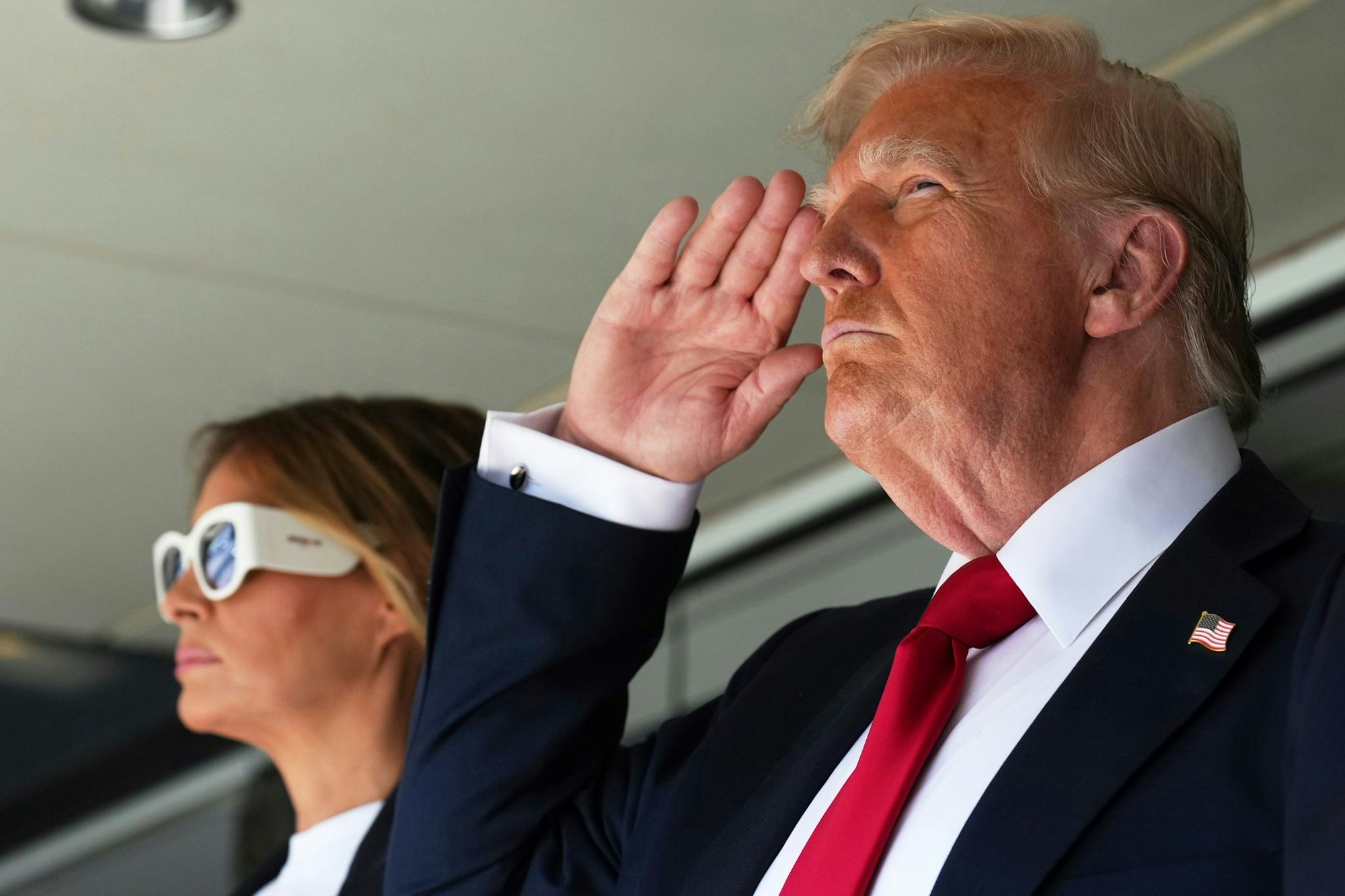 US-Präsident Donald Trump (r) und First Lady Melania Trump beim Finale.
