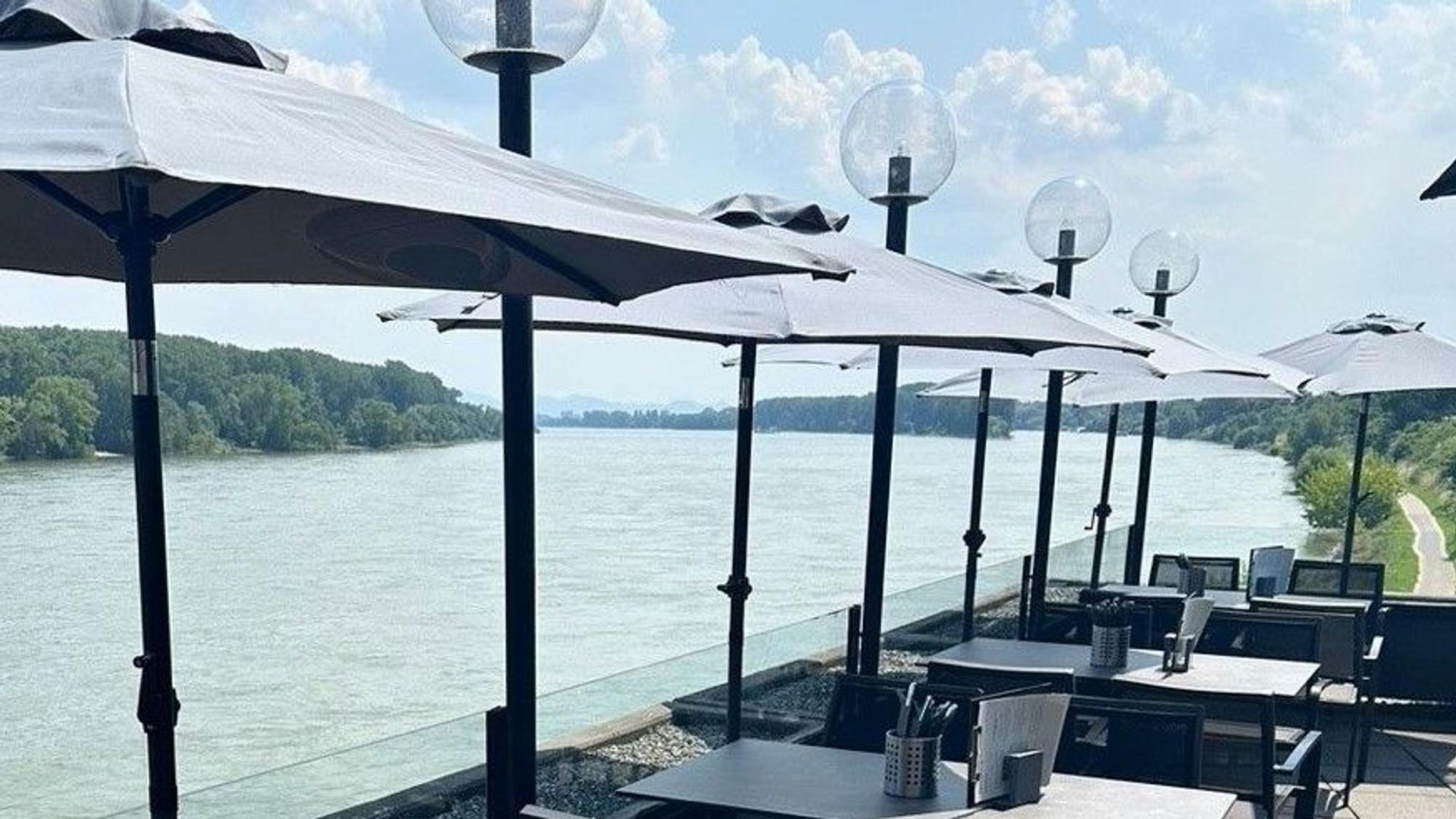 Entspannen mit Blick auf den Fluss in den Rheinterrassen Widdig.
