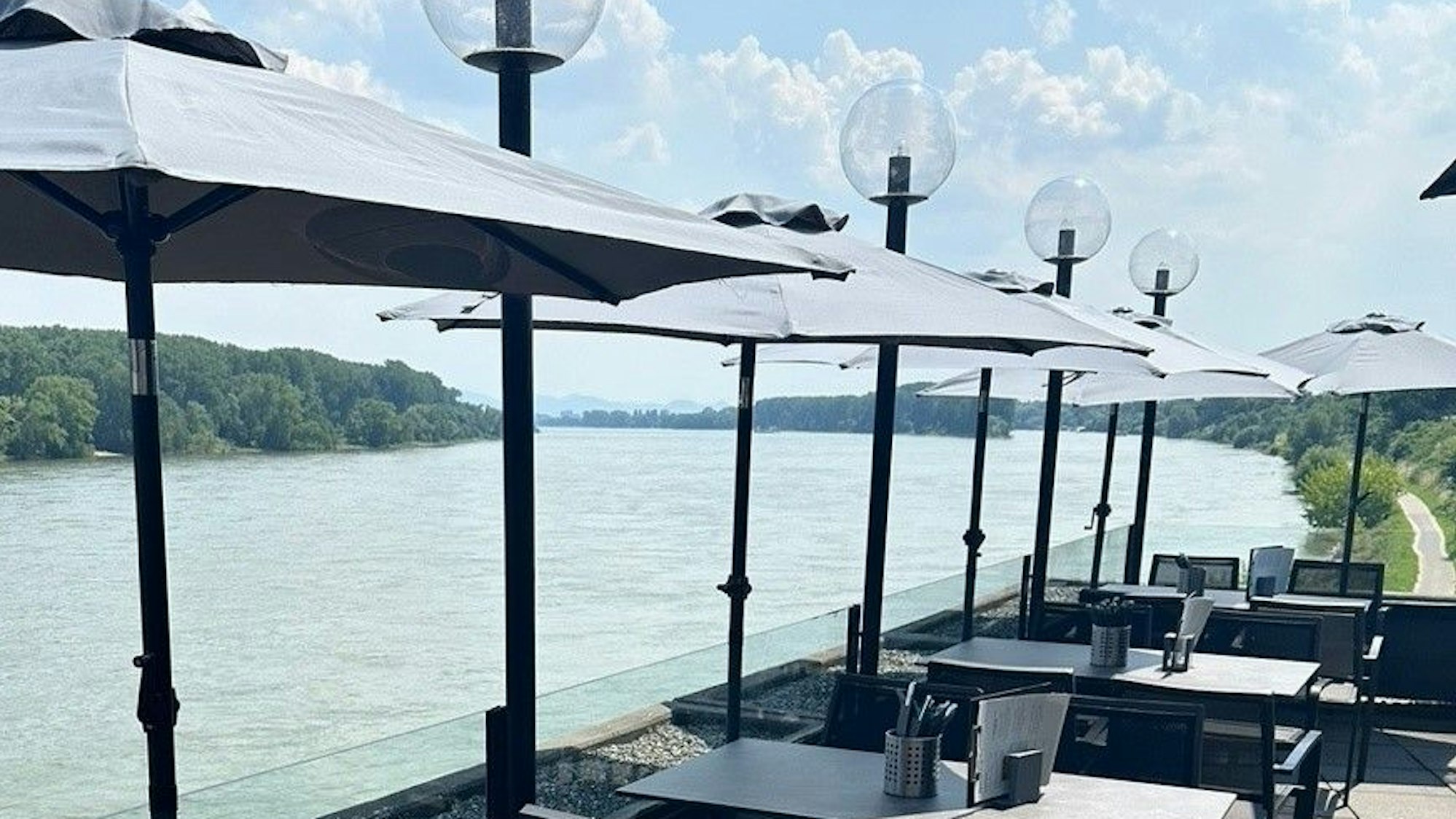 Entspannen mit Blick auf den Fluss in den Rheinterrassen Widdig.