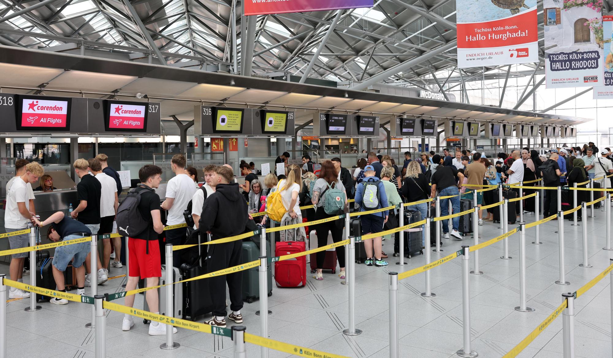 Im Terminal 1 des Flughafens Köln/Bonn herrscht Urlaubsfreude und Aufbruchstimmung.