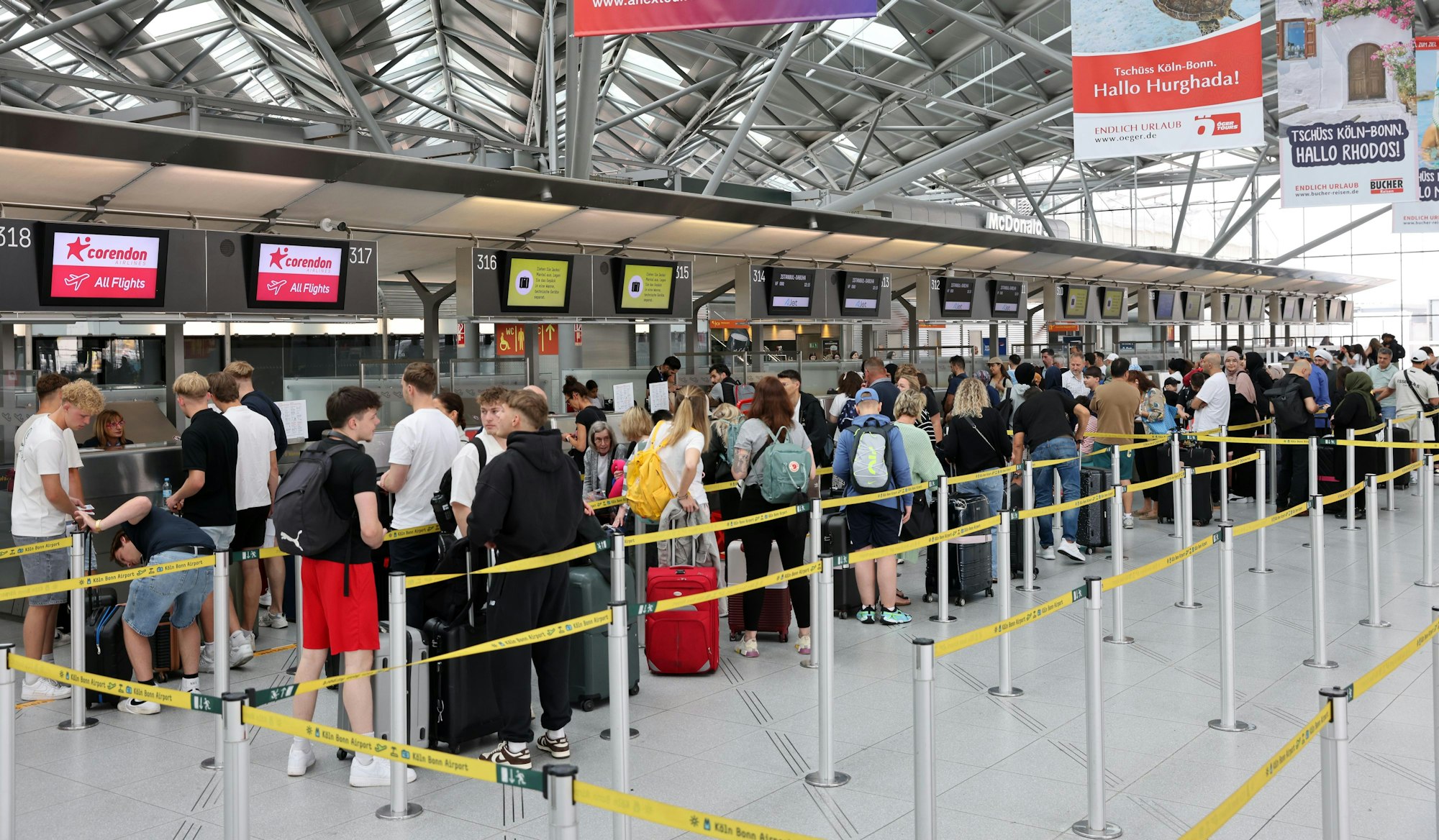 Im Terminal 1 des Flughafens Köln/Bonn herrscht Urlaubsfreude und Aufbruchstimmung.