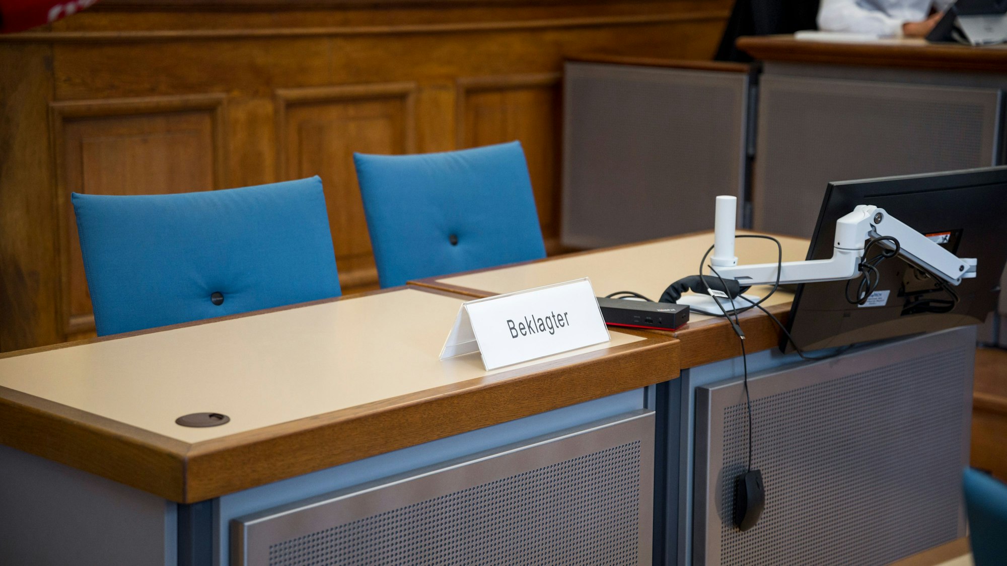 Eine leere Anklagebank in einem Gericht.