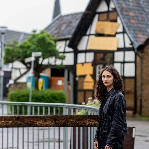 Mona Noé steht an einer Brücke in Euskirchen-Schweinheim.
