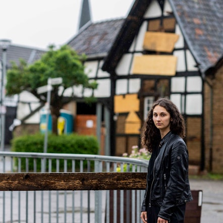 Mona Noé steht an einer Brücke in Euskirchen-Schweinheim.