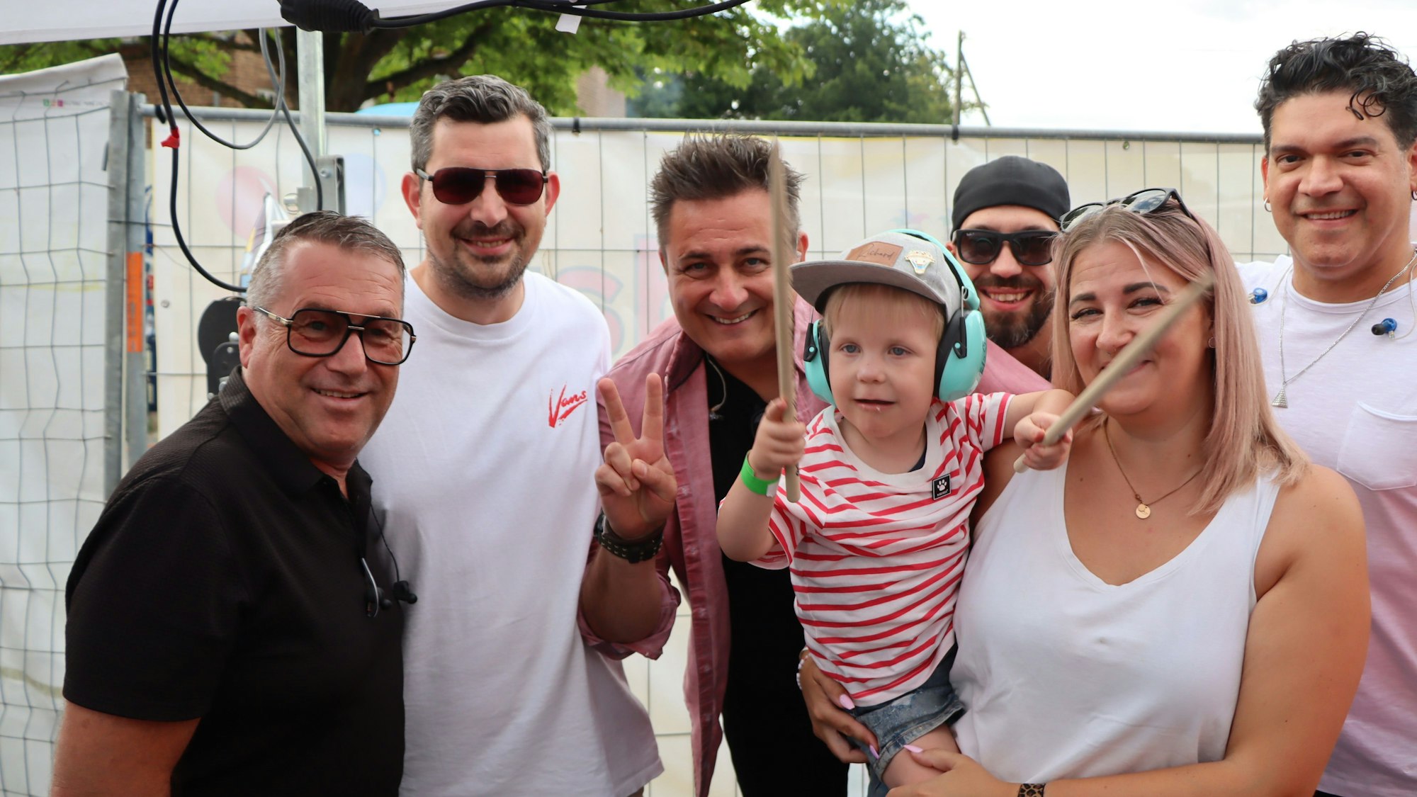 Von den Domstürmern bekommt Richard Schlagzeugstöcke geschenkt. Begeistert schwingt er die Stöcke im Takt.