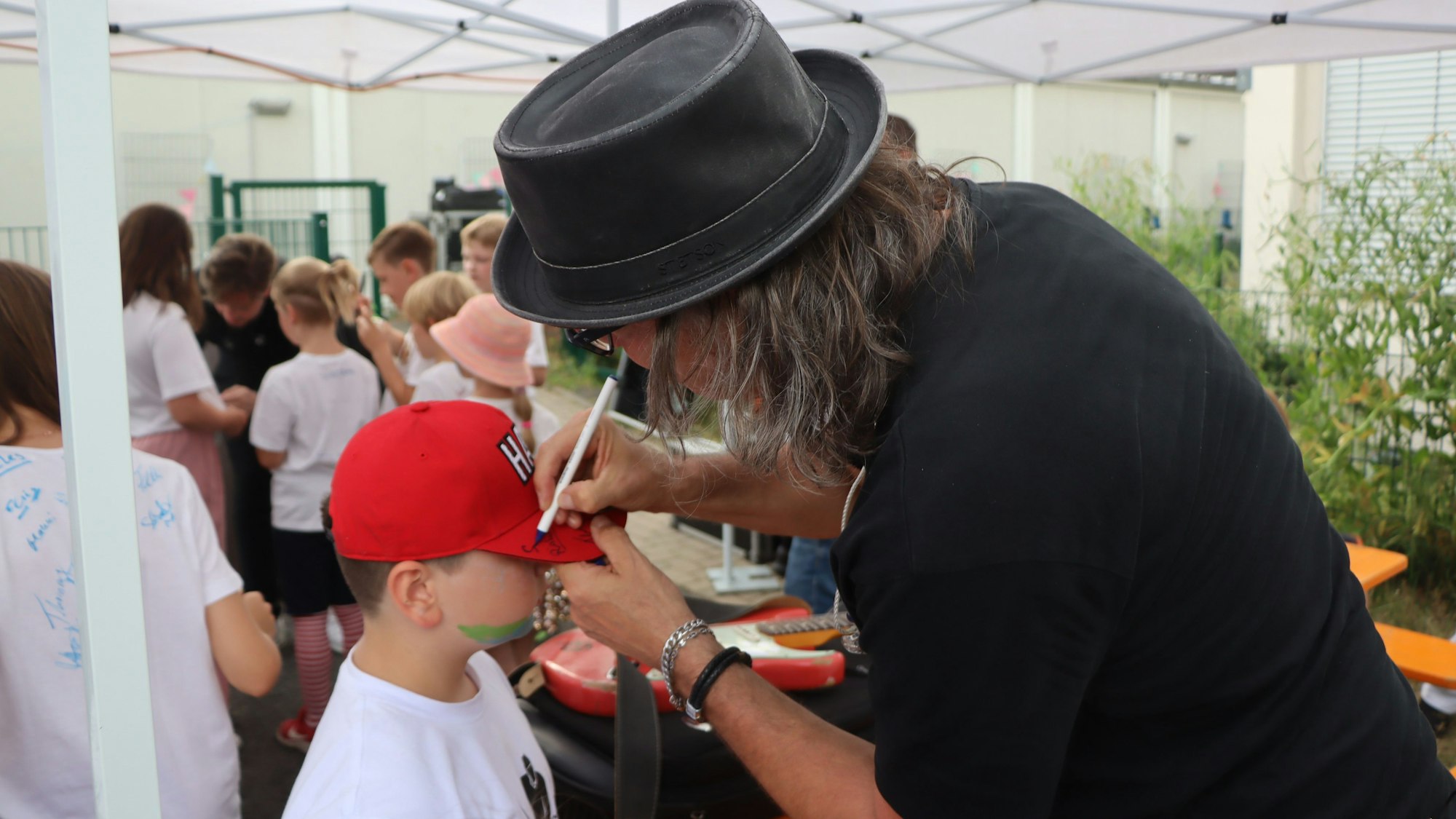 Autogramme gab es nach den Auftritten natürlich auch.