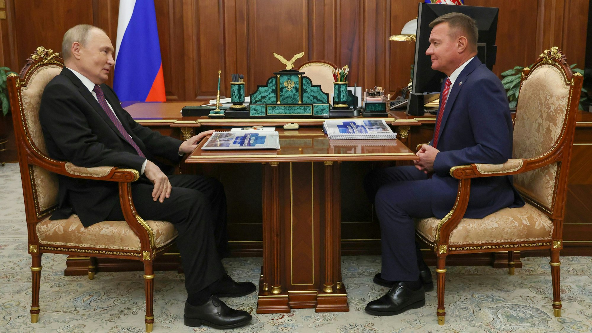 Auf diesem von der staatlichen russischen Nachrichtenagentur Sputnik via AP veröffentlichten Foto spricht der damalige russische Verkehrsminister Roman Starowoit (r) bei einem Treffen mit dem russischen Präsidenten Wladimir Putin im Kreml.