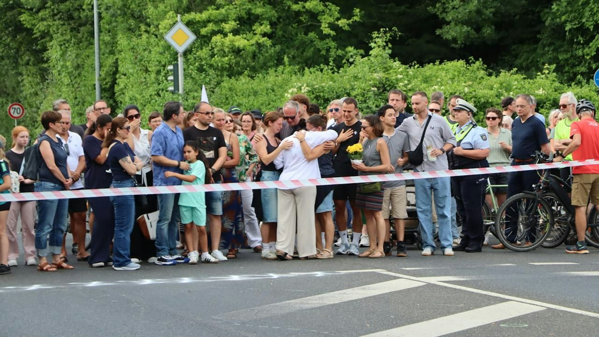 An einem Schweigemarsch in Hürth trösteten sich die Eltern der Todesopfer gegenseitig. Mehrere Hundert Menschen nahmen daran teil.