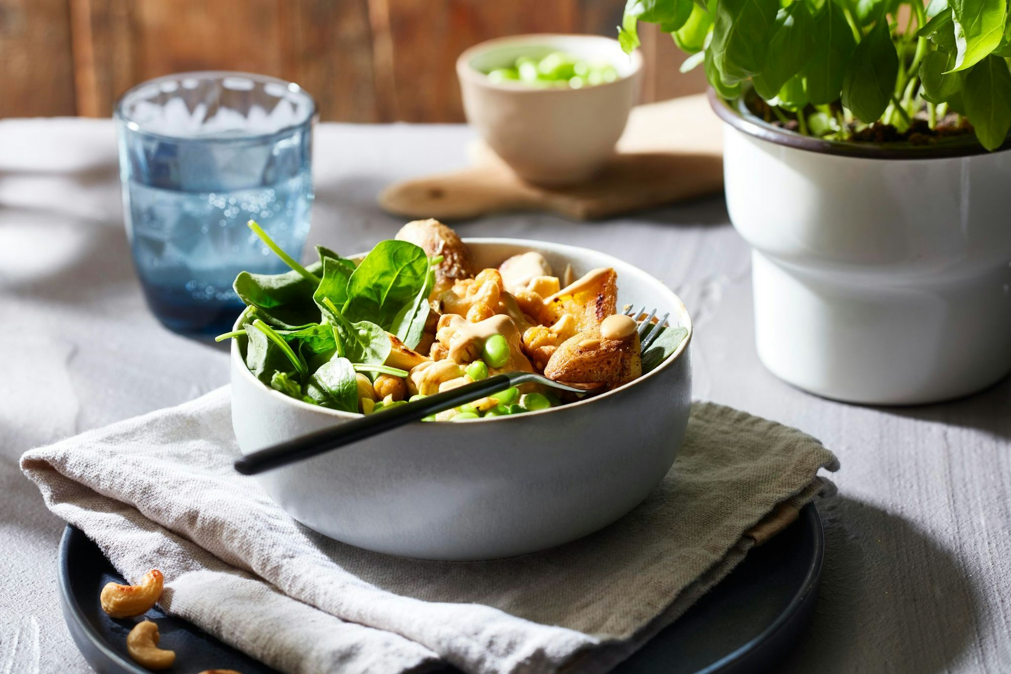 Punktet mit Proteinen: Die Kartoffel-Fitness-Bowl mit Cashewkernen und Kichererbsen ist vielseitig und einfach zubereitet.
