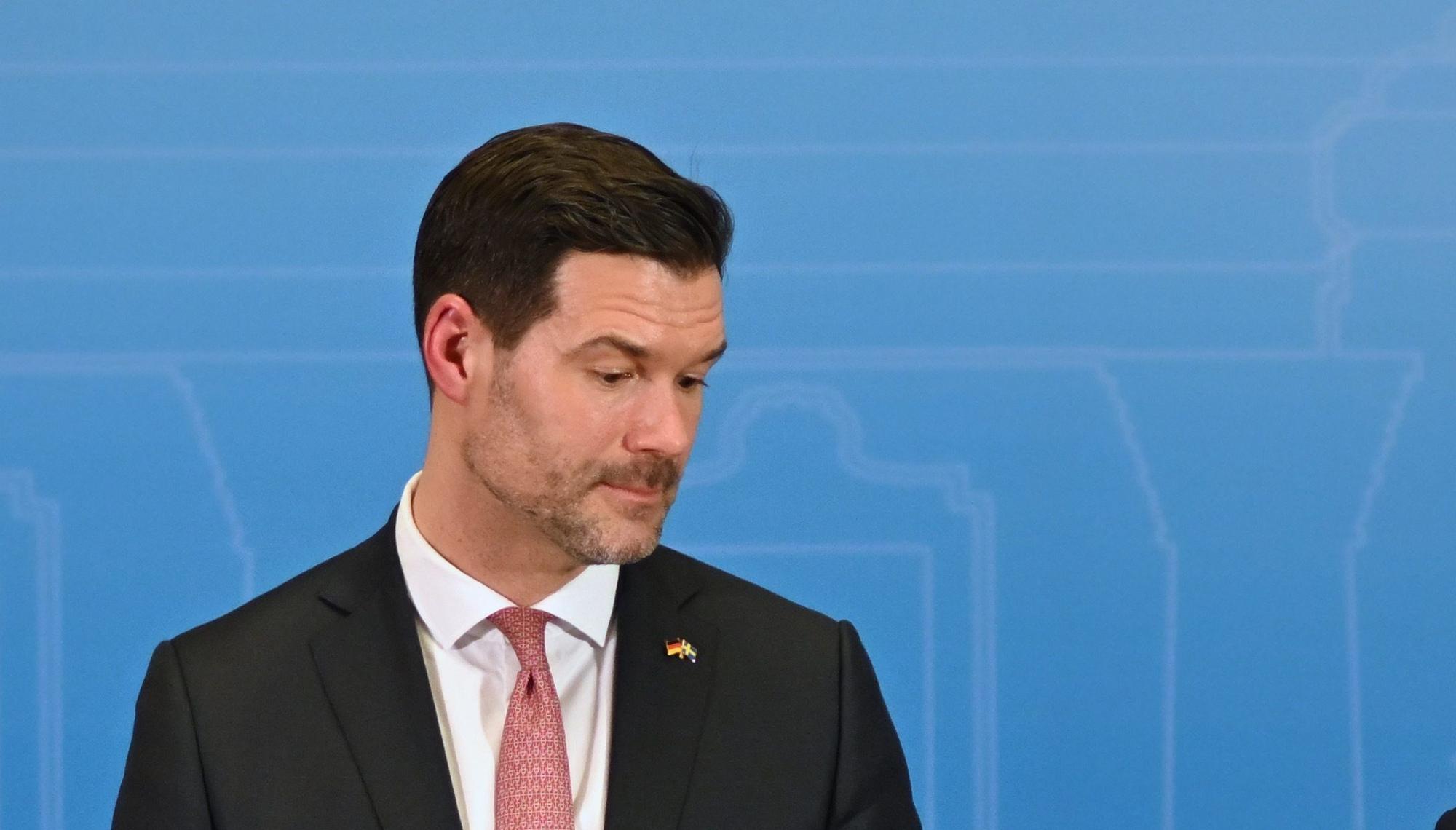 Johan Forssell (l), Minister für internationale Entwicklungszusammenarbeit und Außenhandel von Schweden