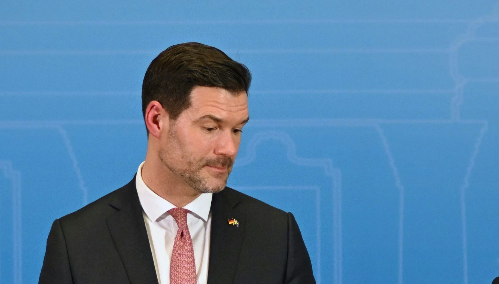 Johan Forssell (l), Minister für internationale Entwicklungszusammenarbeit und Außenhandel von Schweden