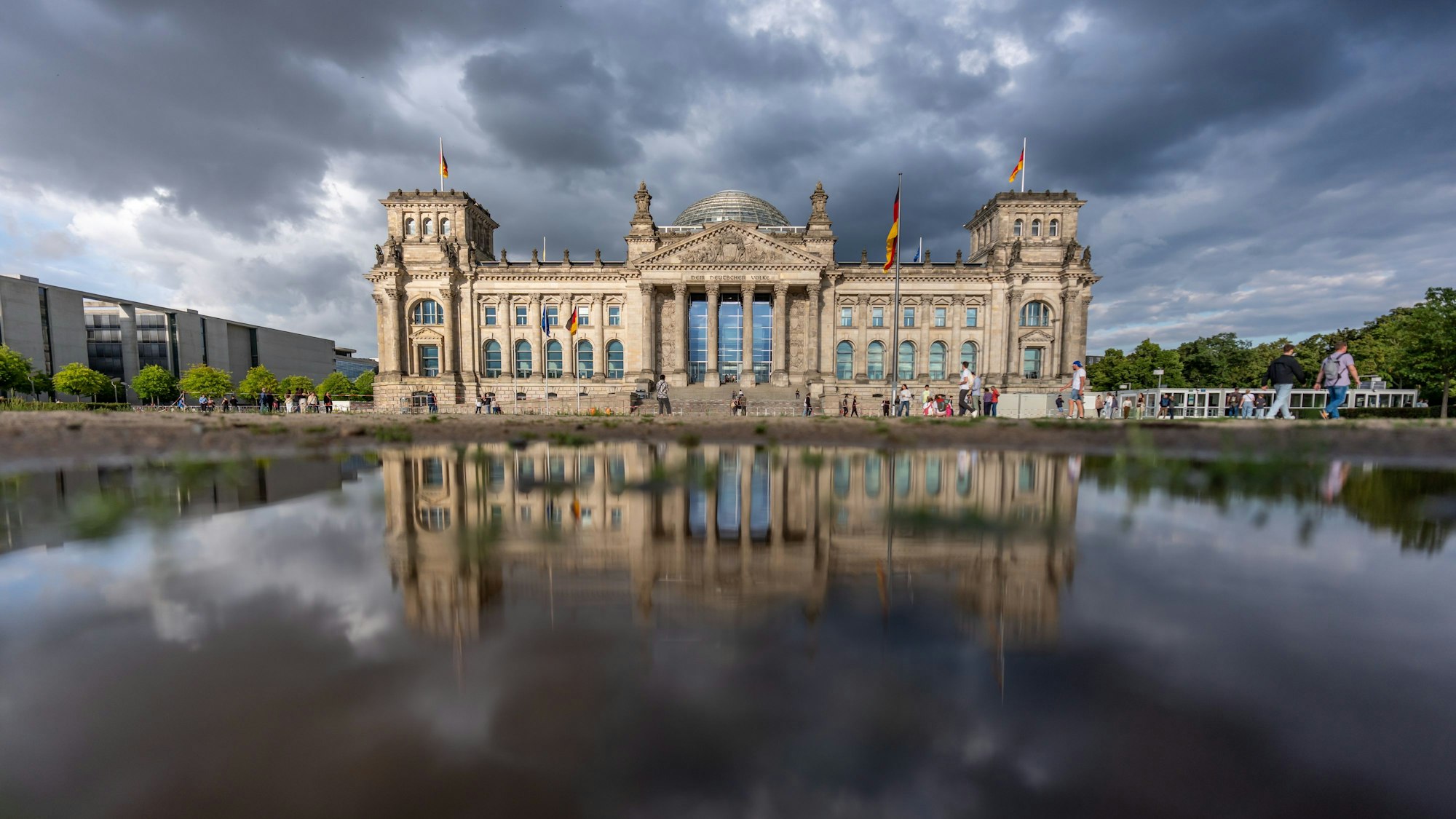 Die Deutschlandflagge weht vor dem Bundestag, dem Sitz des Deutschen Bundetags im Reichstagsgebäude.