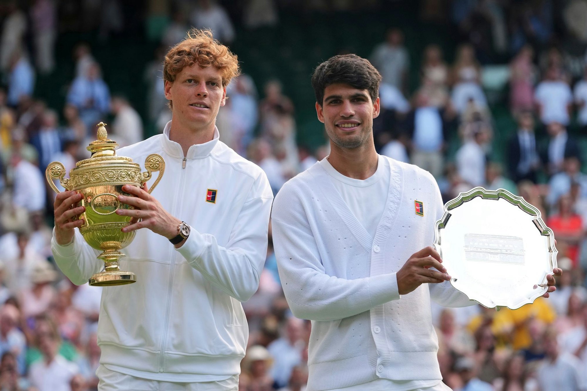Jannik Sinner (l) entthront Carlos Alcaraz in Wimbledon.