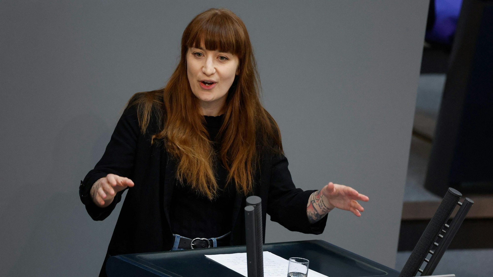 Heidi Reichinnek, Vorsitzende der Linksfraktion im Bundestag, während einer Debatte im Parlament in Berlin, Juli 2025.