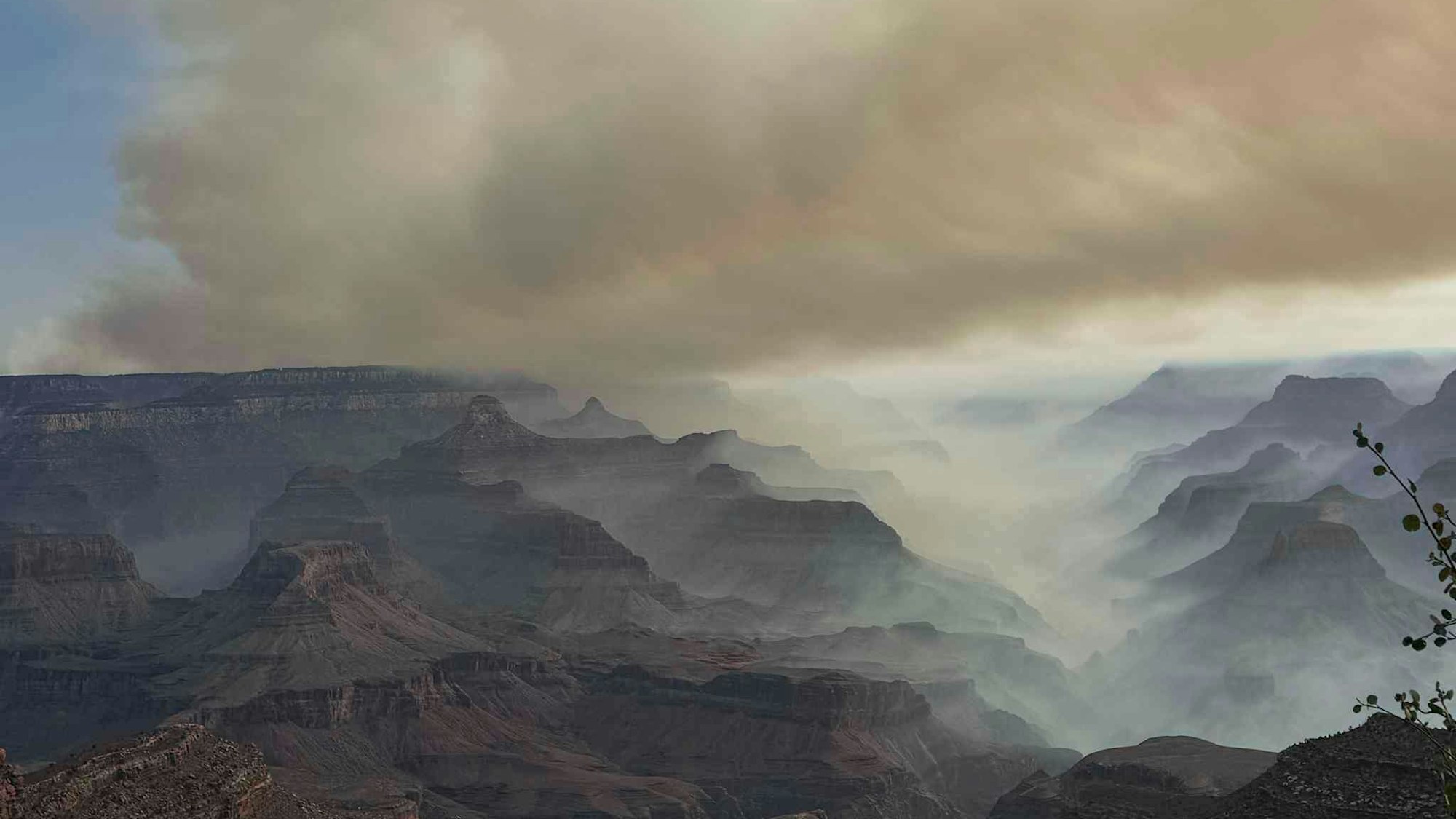 Über dem Grand Canyon steht der dichte Rauch mehrerer Waldbrände.