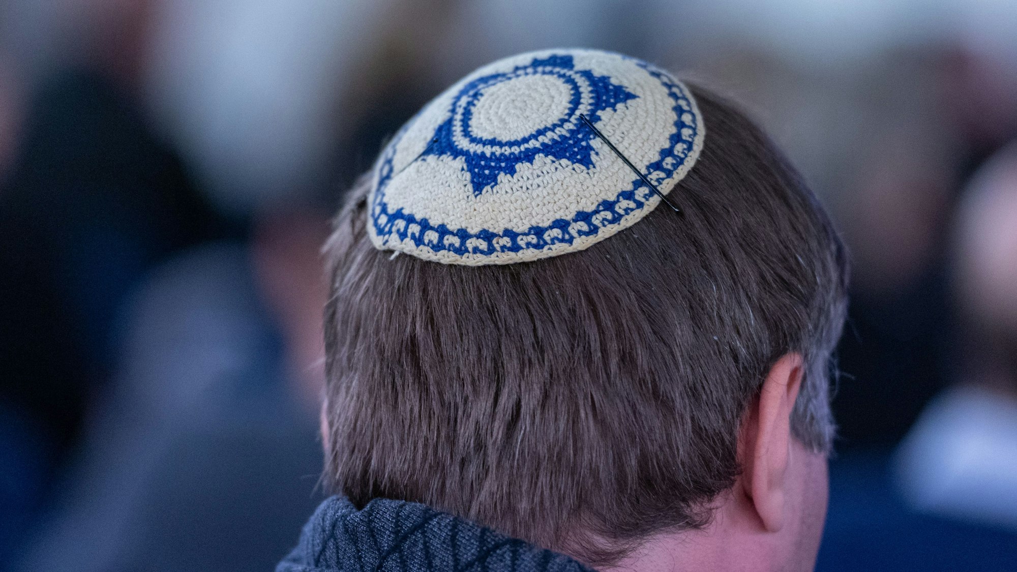 Ein Mann mit Kippa sitzt bei der Gedenkveranstaltung der Jüdischen Gemeinde zu Berlin zum 86. Jahrestag der November-Pogrome von 1938 im Gemeindehaus der Jüdischen Gemeinde zu Berlin. (Archivbild)