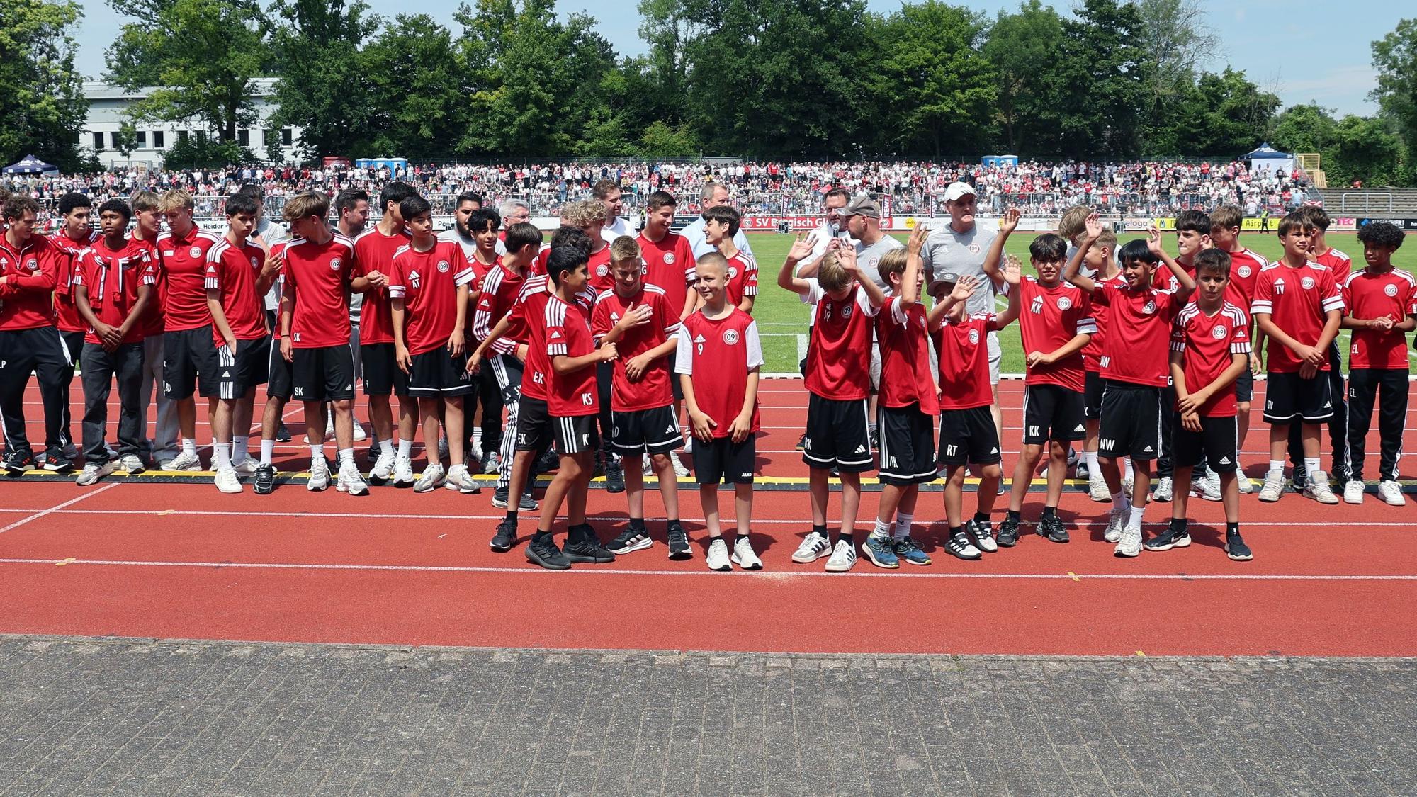 Insgesamt fünf Jugendmannschaften des SV 09 wurden vor bestens gefüllten Rängen für ihre sportlichen Erfolge in diversen Wettbewerben von ihrem Verein gewürdigt.