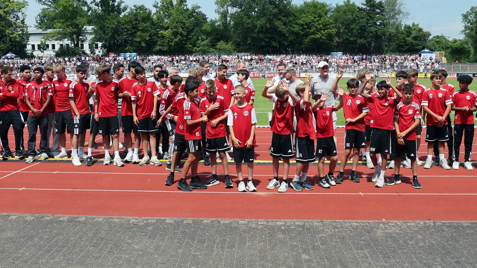 Insgesamt fünf Jugendmannschaften des SV 09 wurden vor bestens gefüllten Rängen für ihre sportlichen Erfolge in diversen Wettbewerben von ihrem Verein gewürdigt.