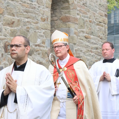 Pfarrer Tobias Zöller (Mitte), hier mit dem Kölner Erzbischof Rainer Maria Kardinal Woelki (rechts) bei der Einweihung der neuen Orgel der Morsbacher Basilika St. Gertrud, ist auf eigenen Wunsch als Leitender Geistlicher des Sendungsraums Oberberg-Süd entpflichtet worden.