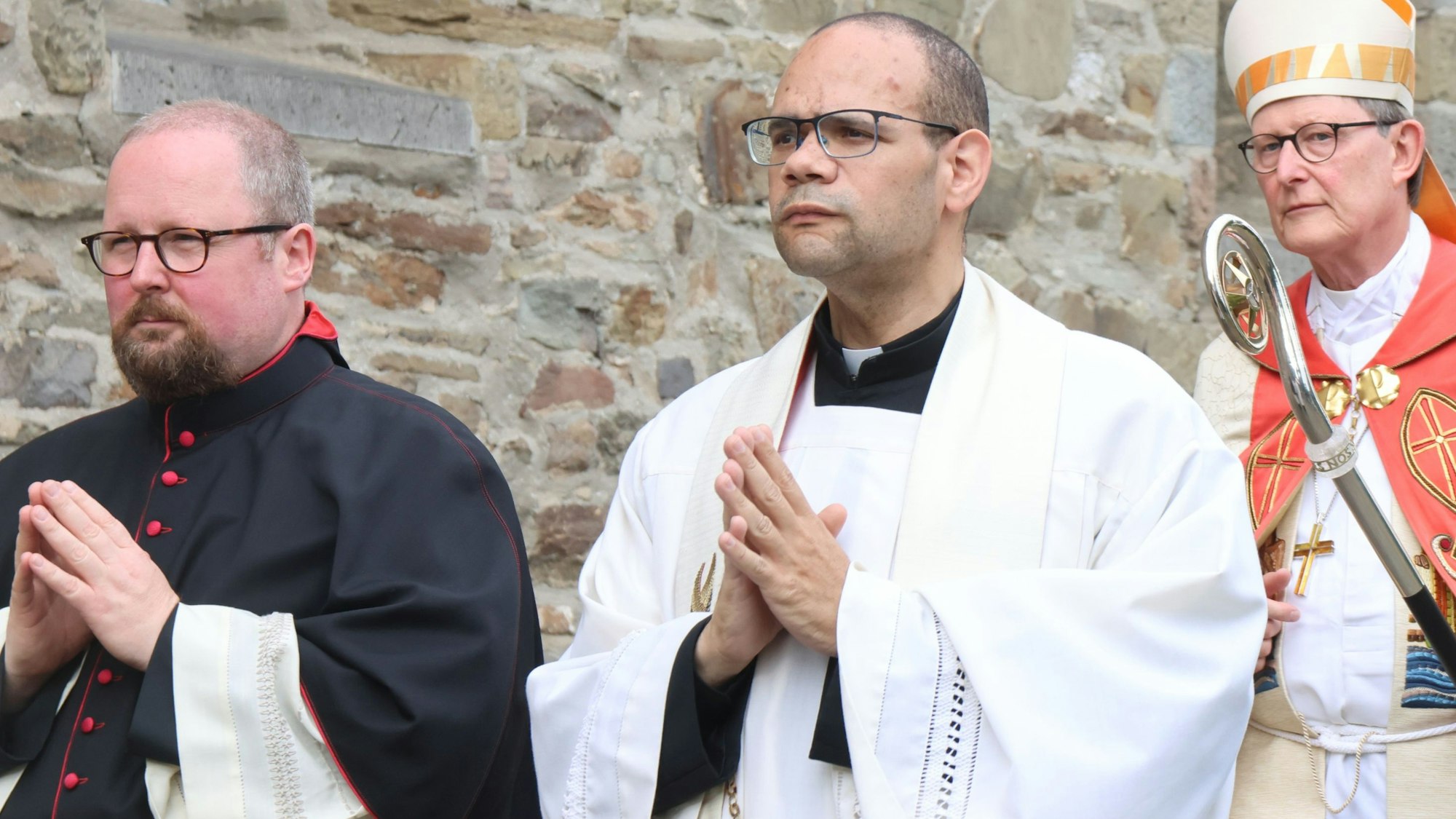 Pfarrer Tobias Zöller (Mitte), hier mit dem Kölner Erzbischof Rainer Maria Kardinal Woelki (rechts) bei der Einweihung der neuen Orgel der Morsbacher Basilika St. Gertrud, ist auf eigenen Wunsch als Leitender Geistlicher des Sendungsraums Oberberg-Süd entpflichtet worden.