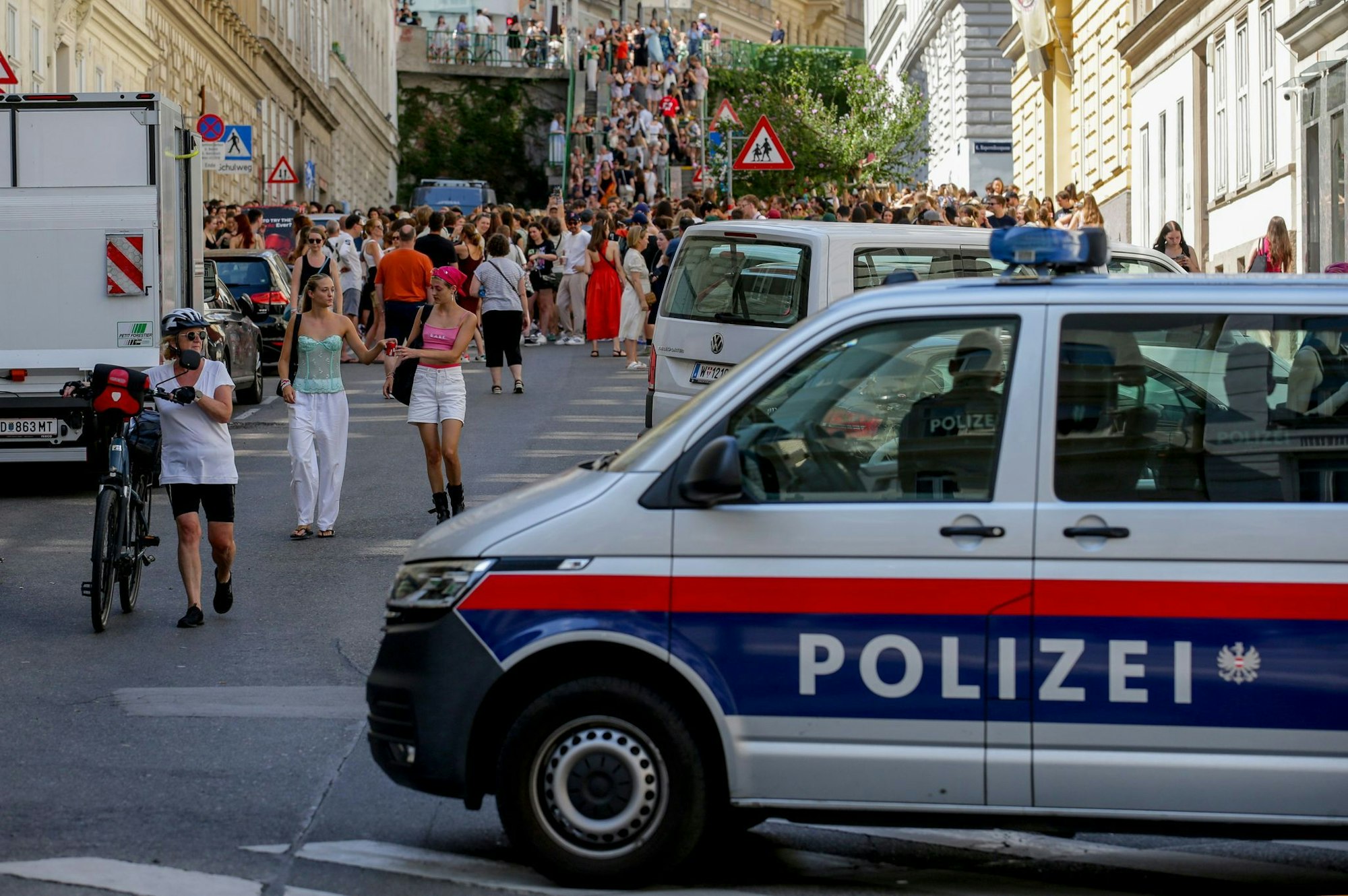 Ein Polizeiauto steht in der Nähe von versammelten «Swifties», nachdem im Sommer 2024 Konzerte abgesagt wurden aus Angst vor einem Terroranschlag. (Archivbild)